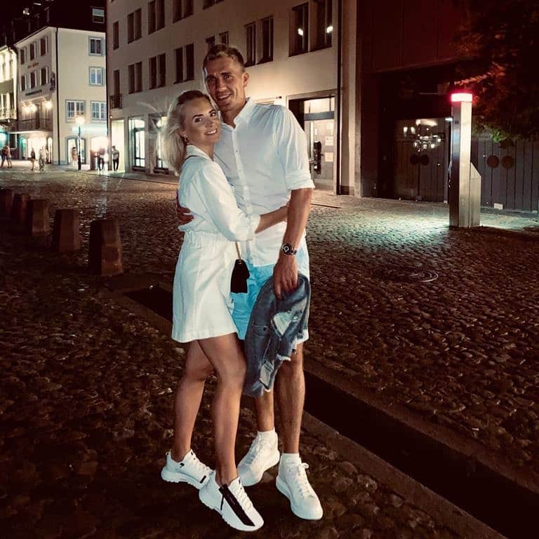 ニルス・ペテルセンのインスタグラム：「#LateNightDinner #Partnerlook 👫 😆 #BessereHälfte ❤️ #Freiburg #NP18」