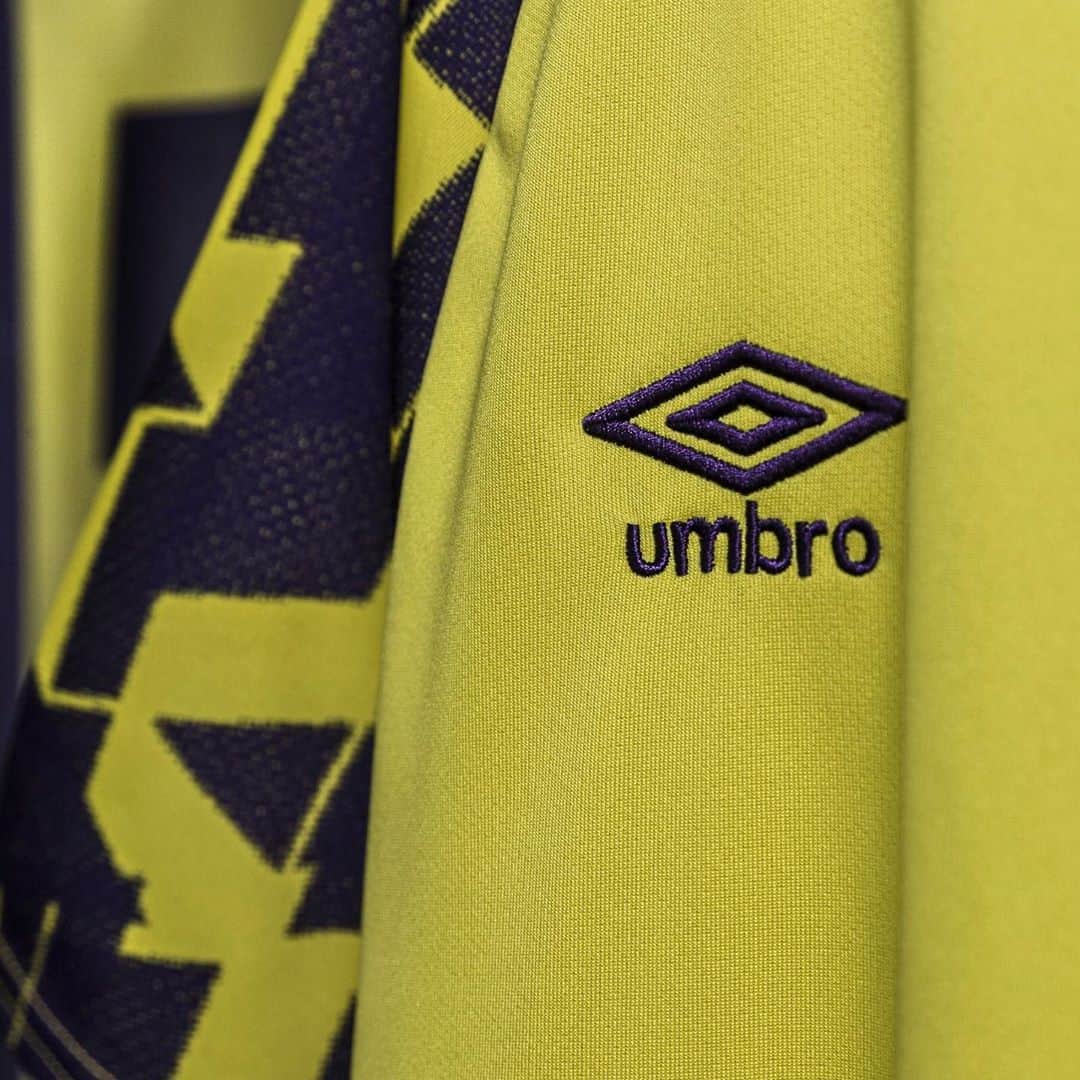 UMBROさんのインスタグラム写真 - (UMBROInstagram)「We stand together with @htafc.  A modern twist on an old classic for this 20/21 Third jersey 🟡🟣」8月18日 4時50分 - umbro