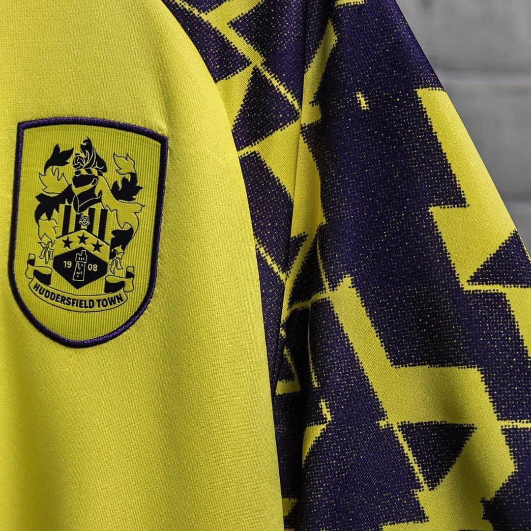 UMBROさんのインスタグラム写真 - (UMBROInstagram)「We stand together with @htafc.  A modern twist on an old classic for this 20/21 Third jersey 🟡🟣」8月18日 4時50分 - umbro