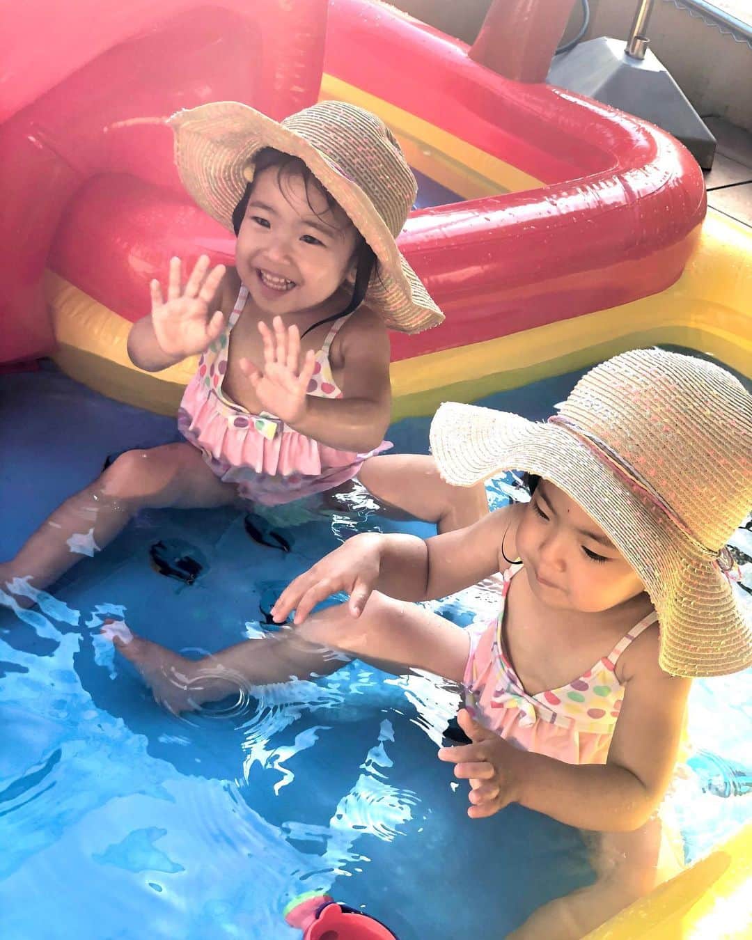 遠近由美子のインスタグラム：「去年の夏は、双子さんの”お熱ピンポン合戦”でどこにも行けず、プールも一回しか入れなかったけど、、、  今年こそは、このお家プールが活躍してくれそう👙✨　 . 横で2人を見守りながら、一杯🥂飲めちゃったりもして。。あぁ、なんて手がかからなくなったんだろう😂😂 . . 15分もすると「ままおいでー」って呼ばれるけど😂 それでも大きな成長！ .  @sonoka777 も遊びに来てくれて ベビちゃんと３人でちゃぷちゃぷ楽しそう😊 ママ達も、、こうして一緒に乾杯🍻できるだけで 特別な日になるね♪  .  2人で一緒にopen shut them〜♪と歌いながら手遊びしてる平和な時間😊  #双子が仲良しな時は癒されタイム #そう長くは続かない😂　 . . #２歳半 #楽しいこといっぱい  #双子育児 #双子ママ #双子のいる生活  #twins #twinstagram #twingirls #summergirls」