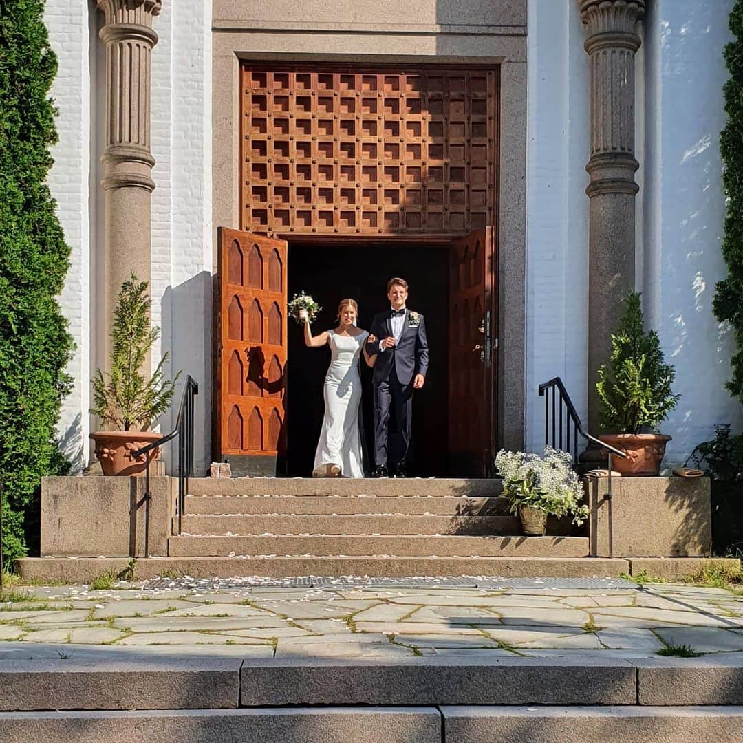 アンネ・リネ・ヤシェムさんのインスタグラム写真 - (アンネ・リネ・ヤシェムInstagram)「For en nydelig dag og vakkert brudepar 🥂💕 #erleogcarl」8月18日 5時12分 - annelinegjersem