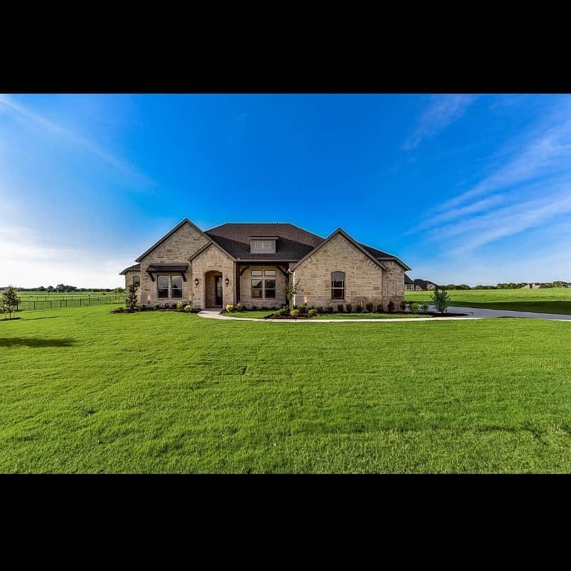 スティーブのインスタグラム：「My new home in McKinney Texas!! New exciting horizons ahead!! Think there’s enough room for a killer garage shop/ youtube studio in back? You better believe I got something crazy planned!! Lots to come.. in the meantime are you ready to find out why I choose Texas? Stay tuned and remember I am a realtor @carsncastles and I am ready to share with you what motivated me to buy here!  テキサスで買った新築家です！！ めちゃくちゃカッコいいショップも作るのでこれからもお楽しみに！」