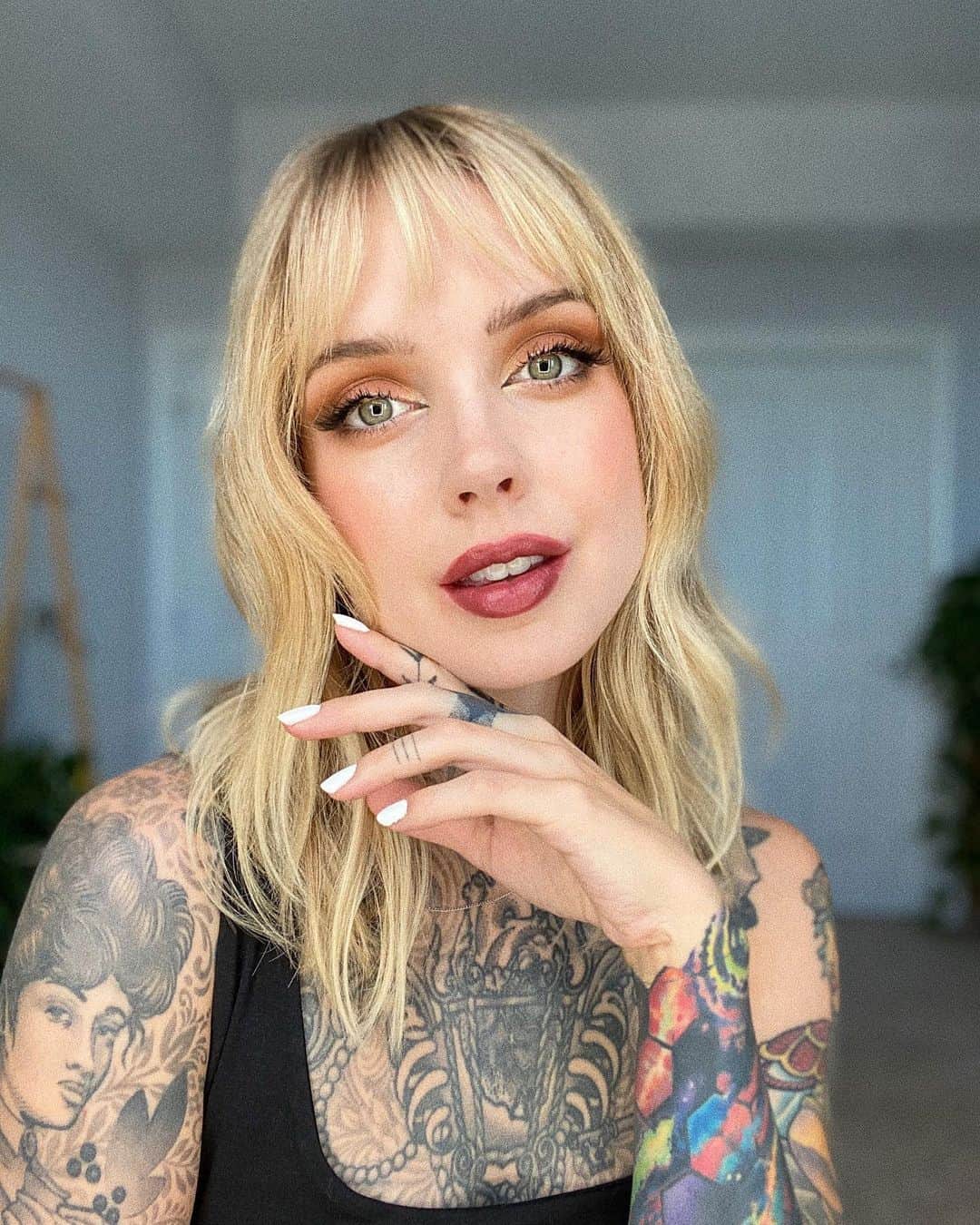 サラ・Xのインスタグラム：「A few quick selfies using @yslbeauty Tatouage Couture Velvet Cream on my lips - shades 210, 206, 201 and 212 (in that order, all gifted) which shade is your favorite? 💕✨ PS this is definitely the longest my hair has been since I started my Instagram in like 2012 😂 #yslbeauty」
