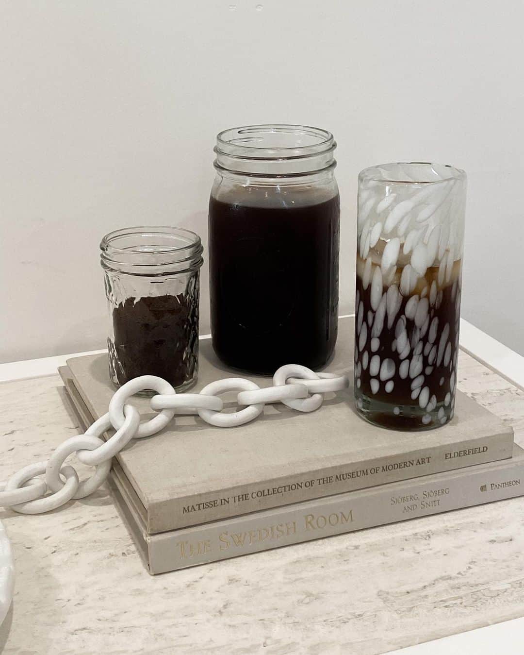 Lauren Elizabethのインスタグラム：「☕️officially locked in to my at home cold brew routine & loving it. affordable, fresh, and easy ☕️ swipe for what you need」