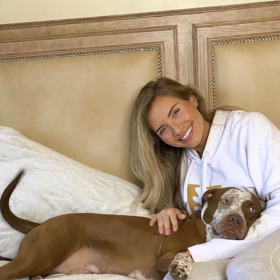 Sports Illustrated Swimsuitさんのインスタグラム写真 - (Sports Illustrated SwimsuitInstagram)「@ClarissaBowers is showing us the ultimate #feelgoodfuel with her adorable pal Maverick 🐾 Don’t forget to show us what makes you feel good! Tag us in your #feelgoodfuel for a chance to be featured this Feel Good Friday 💕」8月18日 5時24分 - si_swimsuit