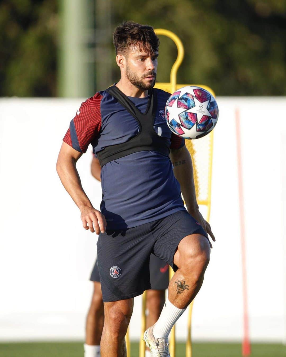 パリ・サンジェルマンFCさんのインスタグラム写真 - (パリ・サンジェルマンFCInstagram)「🆗👀 Work & concentration . ⚽️ @juanbernat . #RBLPSG #PSGtraining #ICICESTPARIS #AllezParis #UCL #ParisSaintGermain #PSG #Paris #Bernat」8月18日 5時44分 - psg