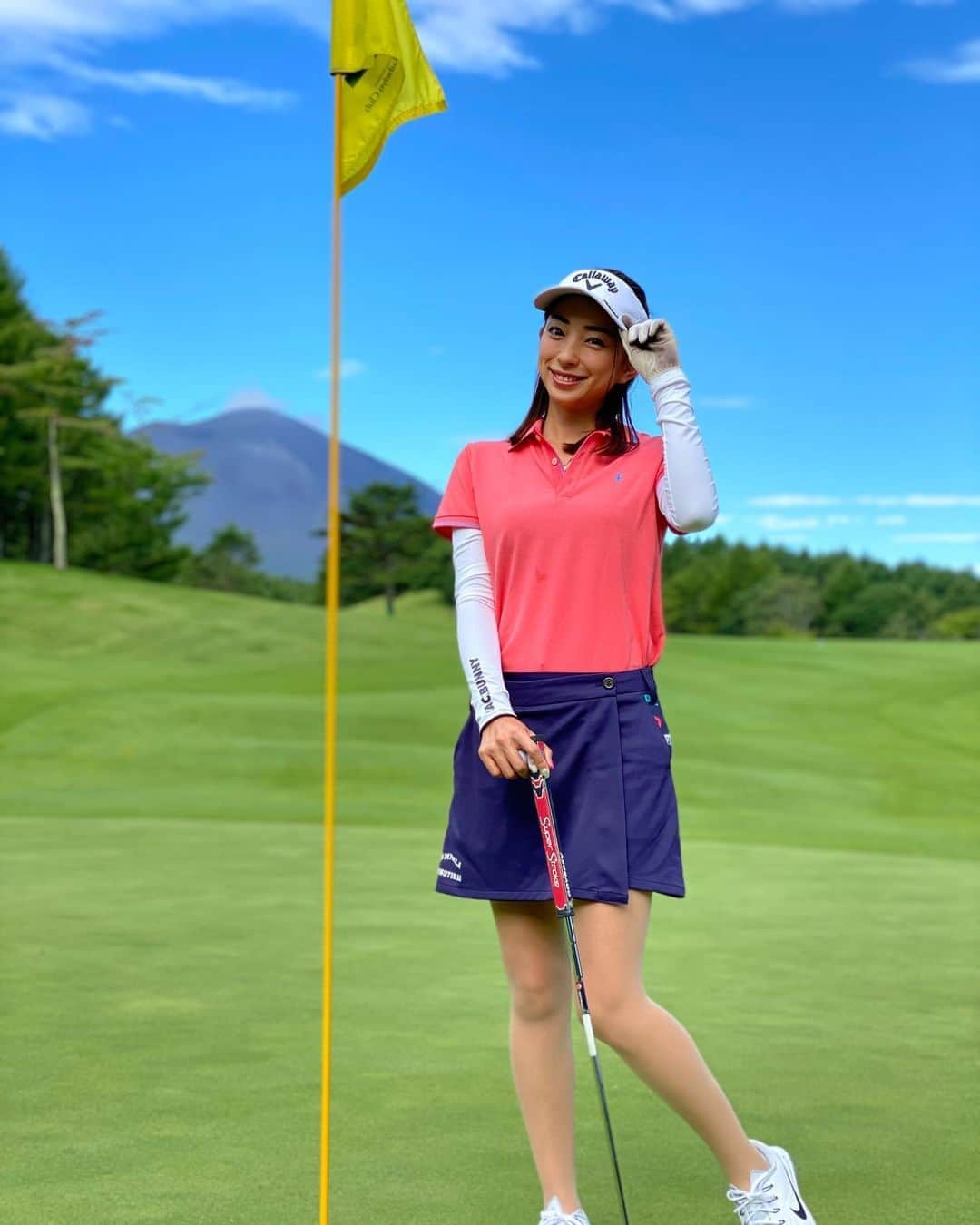 RIKAさんのインスタグラム写真 - (RIKAInstagram)「. おはようございます☀ . 携帯のノーマルカメラで加工なしでこんなに綺麗に写るのは軽井沢くらいです😋❣️ . いまいちショットでもなんかかっこよく仕上がります笑 . 良い天気で28度くらいでゴルフできて楽しかった☀️ . . . #ゴルフ#golf#⛳️#ゴルフ女子#ゴルフ好き#ゴルフウエア#ゴルフコーデ#ゴルフスイング#골프 #골프웨어 #골프스윙 #여행 #해외여행 #골프스타그램 #골프중독 #와인 #소주 #좋은시간  #軽井沢#ゴルフ日和#パターは入らず」8月18日 5時44分 - rinrikagolf