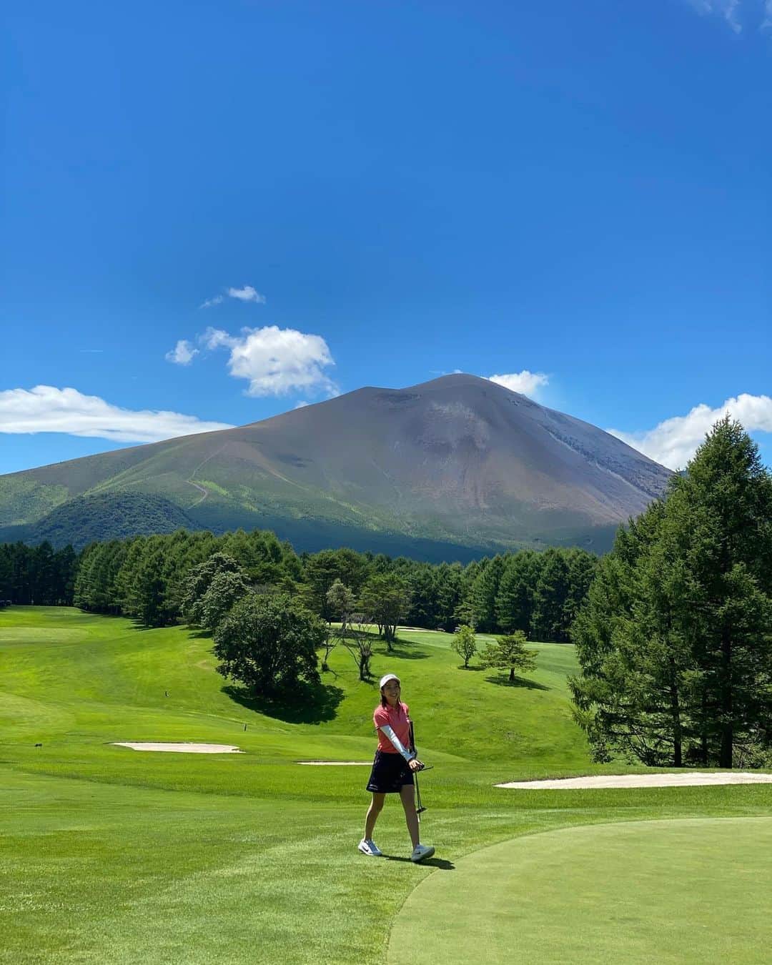 RIKAさんのインスタグラム写真 - (RIKAInstagram)「. おはようございます☀ . 携帯のノーマルカメラで加工なしでこんなに綺麗に写るのは軽井沢くらいです😋❣️ . いまいちショットでもなんかかっこよく仕上がります笑 . 良い天気で28度くらいでゴルフできて楽しかった☀️ . . . #ゴルフ#golf#⛳️#ゴルフ女子#ゴルフ好き#ゴルフウエア#ゴルフコーデ#ゴルフスイング#골프 #골프웨어 #골프스윙 #여행 #해외여행 #골프스타그램 #골프중독 #와인 #소주 #좋은시간  #軽井沢#ゴルフ日和#パターは入らず」8月18日 5時44分 - rinrikagolf
