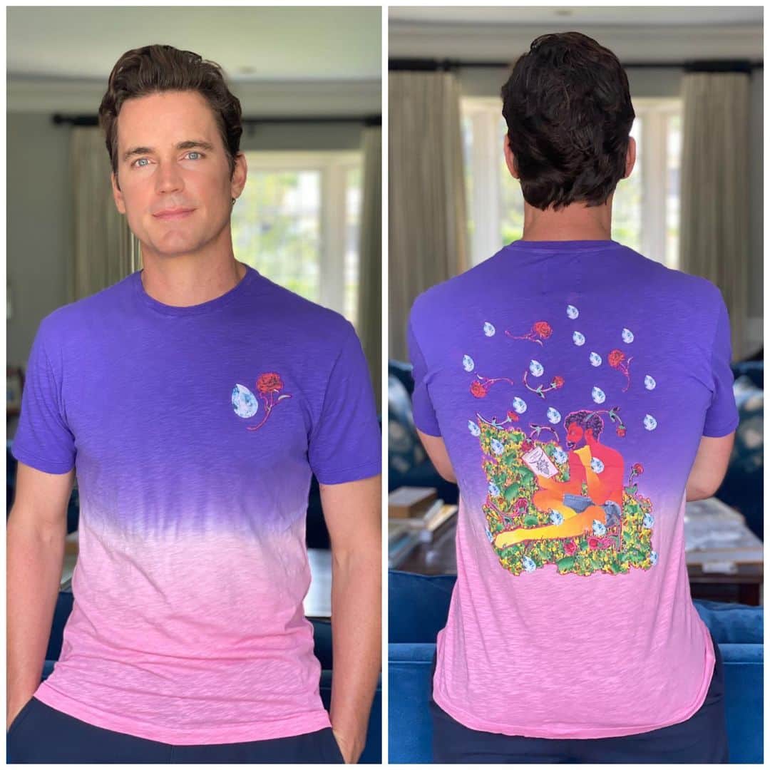 マット・ボマーのインスタグラム：「My friend @toddsnyderny is collaborating with some incredible LGBTQ artists on a capsule collection, with proceeds donated to the artists’ choosing. I chose the amazing @devanshimoyama (swipe to see him). This is honestly one of my favorite shirts now- if our teenager doesn’t take it from me. Devan chose the non profit Visual AIDS @visual_aids as his charity. ‘The work of Devan Shimoyama showcases the relationship between celebration and silence in queer culture and sexuality. Shimoyama’s composition is inspired from the canons of the masters Caravaggio and Goya, though adding a more contemporary expression and sensuality. With the usage of various materials: splattered paint, stencils, black glitter, rhinestones, and sequins, Shimoyama creates pieces that capture the magical spirit of human beings. Shimoyama is currently based in Pittsburgh, PA.’ Link to shop the collection in bio ❤️🧡💛💚💙💜🤎🖤💗」