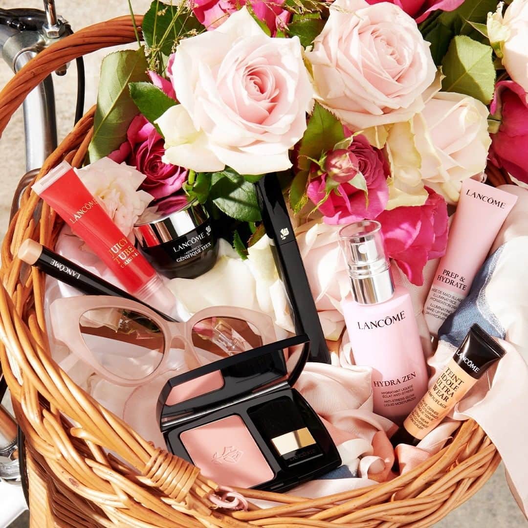 Lancôme Officialさんのインスタグラム写真 - (Lancôme OfficialInstagram)「Want to go for an all-natural makeup look when cycling the streets of Paris? Follow our step-by-step summer routine: STEP 1: Prep and hydrate the skin with your all-time favorite moisturizer. STEP 2: Camouflage redness around the eyes and nose. STEP 3: Add light on lips, create contrast with a touch of pink on cheeks, and define lashes.  #Lancôme #HappyLancômeSummer」8月18日 5時59分 - lancomeofficial