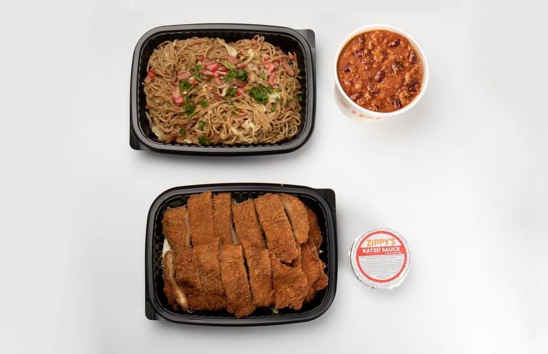 Zippy's Restaurantsのインスタグラム：「The #OhanaPac can turn a stay-at-home order into a gathering of comfort food and loved ones. Order your choice of chicken (Katsu, Fried or Korean), your choice of starch (Fried Noodles, Rice or Mac Salad) and Chili on http://ow.ly/mV2D50B1Qbc or our mobile app.」