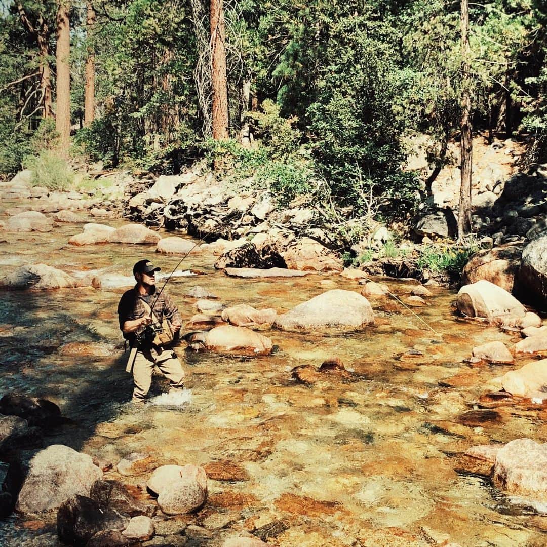 のインスタグラム：「knee deep where it ran through.  #unfailinggoods  #orvisflyfishing  #onelife  #fishitwell   @alexakdavalos made a picture of it」