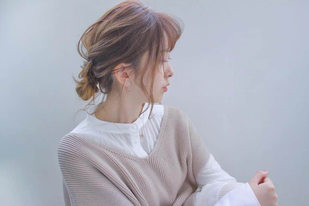 のインスタグラム：「ヘアアレンジ & ヘアセット 河村タカシ ラフお団子  #ヘアアレンジ #hair #hairarrange #hairset #hairdresser #Lescheveux #cheveux #헤어 #헤어어레인지 #头发 #头发安排 #capelli #capelliearte #hairofinstagram #hairartistry #hairart #behindthechair #peinados #peinado #cheveuxboucles #hairlove #hairtutorials #hairtutorial #hairtrends #hair_videos #styleartists #allmodernhair #hairinspo #effortlesshair」