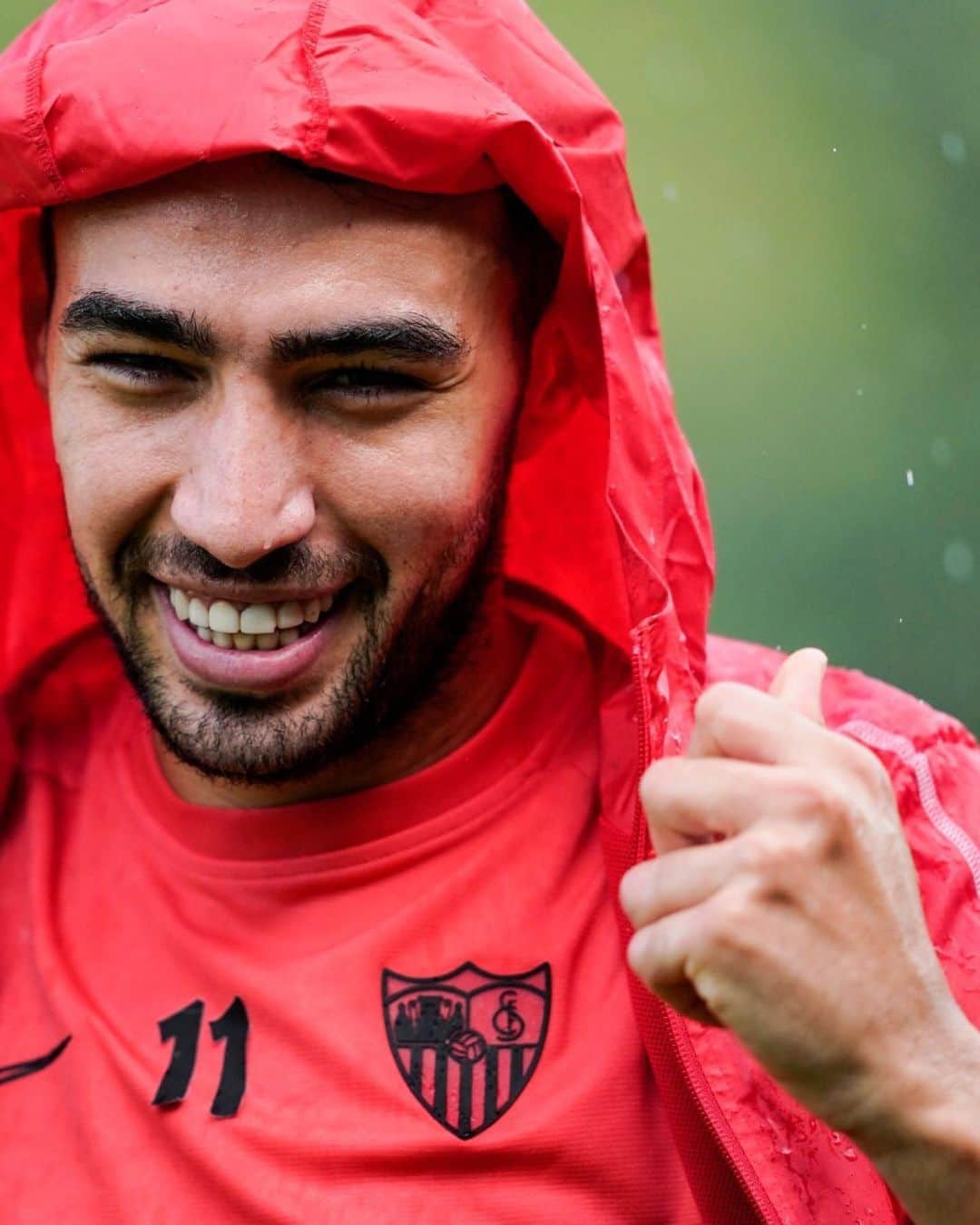 セビージャFCさんのインスタグラム写真 - (セビージャFCInstagram)「⛈ 😁 🔝  #wearesevilla #uel #munir #training #rainyday #entrenamiento #europaleague」8月18日 6時09分 - sevillafc