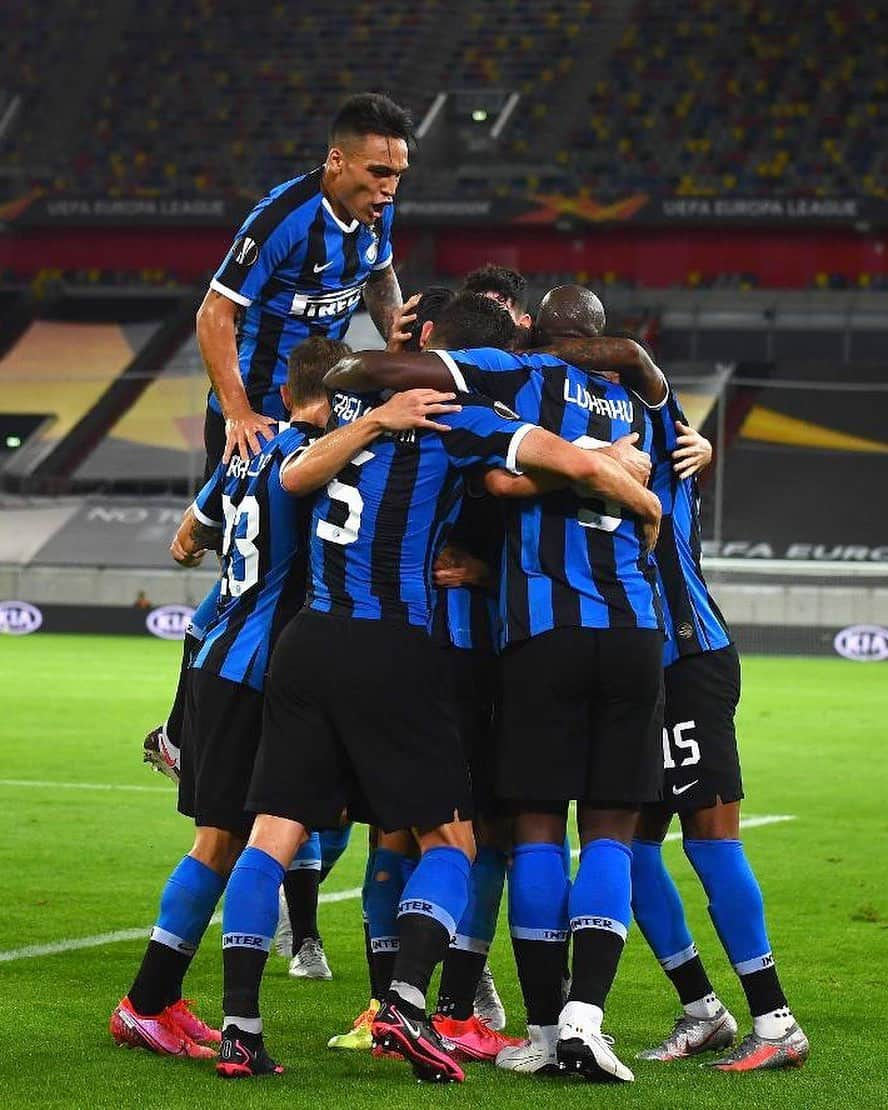 クワドォー・アサモアのインスタグラム：「C’mon guys 👏🏿 In finale! ⚫️🔵 @inter @europaleague」