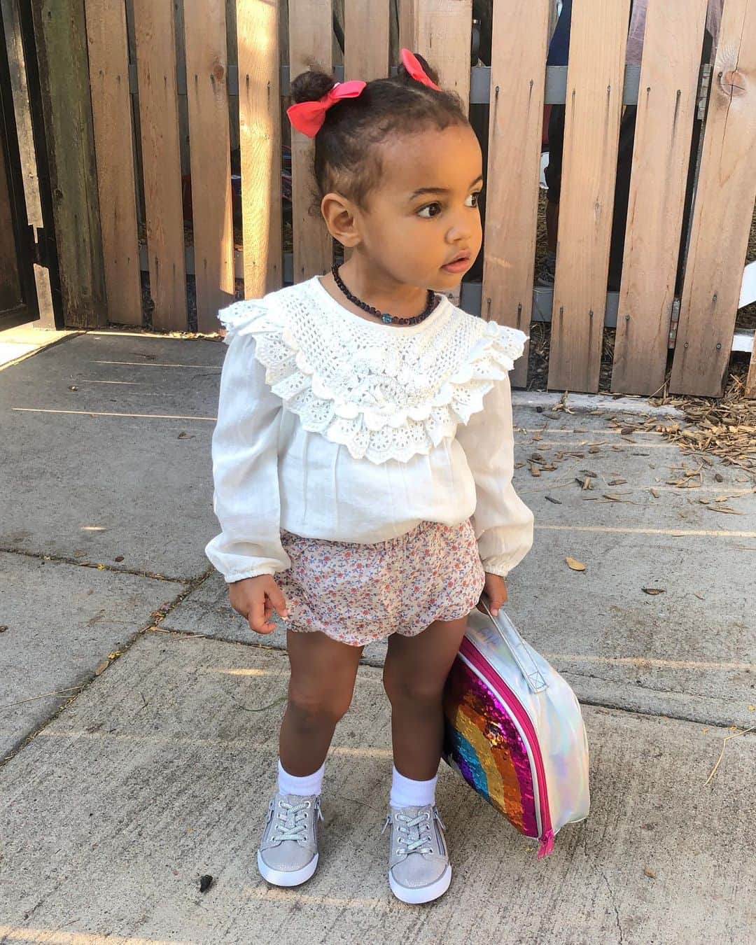 ニコール・トルンフィオのインスタグラム：「Eeeeek 😬 how do you guys feel about sending your babes back to school? Are your schools opening up? What protocol are your schools taking for covid spread prevention? Opening up a conversation, please comment below! Sending you all love 💕 #parenting #covid19」