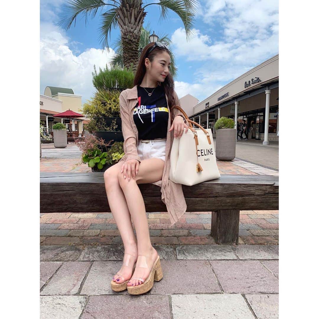 赤嶺紗羅のインスタグラム：「Good morning 🌅⛱ ， お盆休みも終わり今日からお仕事の方が多いのかな？🥳 今週も感染症＆熱中症🍉の対策をしながら 元気に過ごしましょう〜😖❣️ ， ， お盆中のお買い物日和☀️👗👜💓 ， 今年は日焼け止め＆日傘🌂で 産まれて初めて白肌守れてる夏🌻😂笑 ， ， ， 🌸レッスンのご案内🌸 ， ， 火💠studio MAI 緑橋メインスタジオ 「コンディショニングヨガ」18:30〜19:30 ， 水💠studio MAI 緑橋メインスタジオ 「リフレッシュヨガ」☀️10:00〜11:00 ， ， 木💠スパワールド♨️ @spaworld_jp 「アロマヨガ 」18:30〜19:30 ， ， 金💠studio classone 「朝ヨガ」☀️07:00〜08:00 ， ， 金💠 salon Embellir 会員様ヨガレッスン🧘‍♀️ @salon_embellir_714 ， ， 土💠スパワールド♨️ @spaworld_jp 「リラックスヨガ 」17:00〜18:00 ， ， ，  #diet #fitnessgirl #japanesegirl #cafe #yoga #japanese #japanesegirl #japan #asiangirls #ootd #celine #beforeafter #ホットヨガ #ヨガ #美脚 #ヨガインストラクター #痩せる #ボディメイク #全米ヨガアライアンス #ファッション #コーデ #セリーヌ #160cm #ダイエット #ストレッチ  #ビフォーアフター #アウトレット」