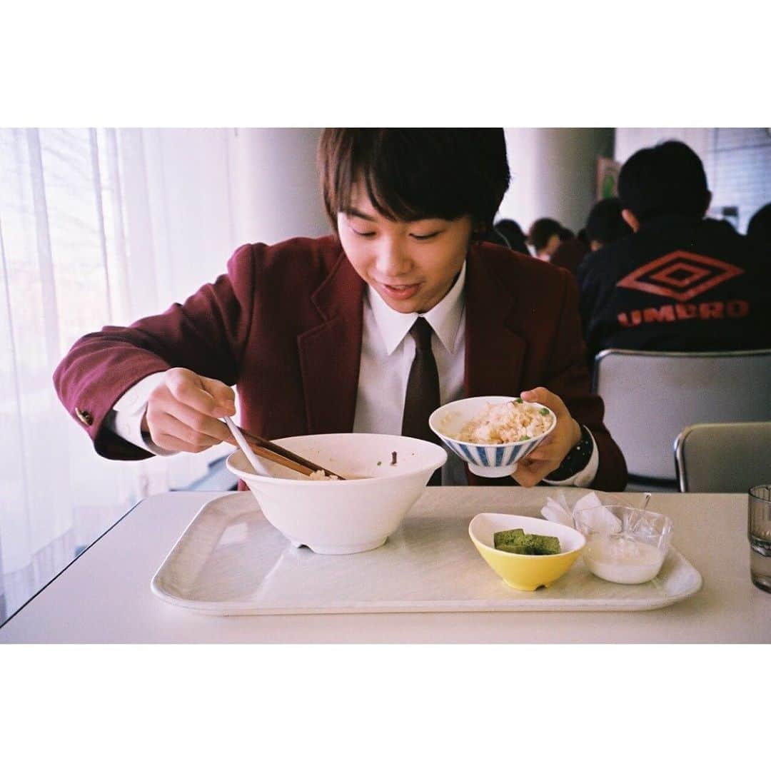須賀健太のインスタグラム：「今日も　#須賀健太制服まだまだイケます  の時間です。 残念ながら今回でラストとなってしまいました。 今回は変わり種"赤ブレザー須賀" でございます。  #ブレザー #コスプレ #よく見ると #ラーメン #の汁にライスインしてる #わんぱく系」