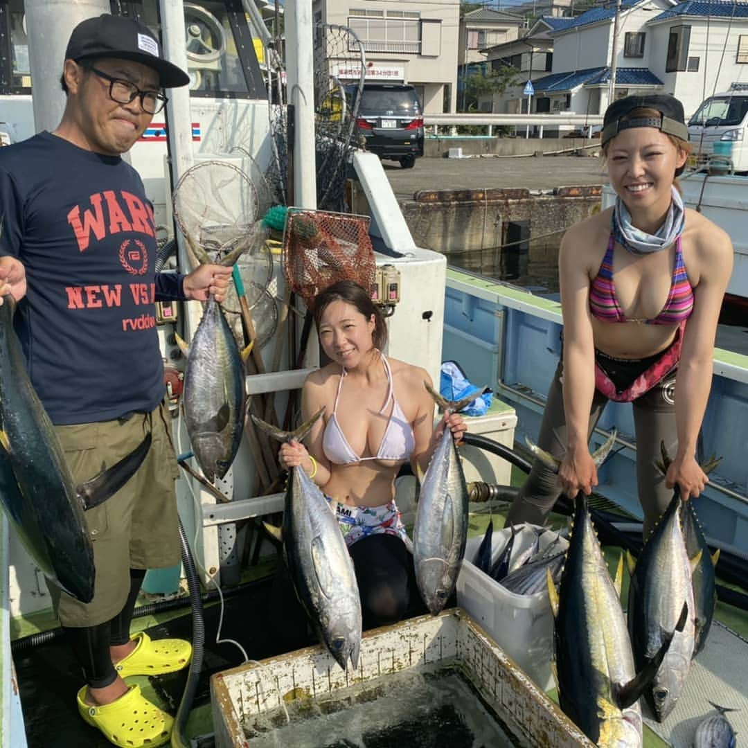 鈴木拓さんのインスタグラム写真 - (鈴木拓Instagram)「せっかくのマグロを釣ったのにマグロに目があまり行かない。  酷い髪型に女性の胸。  そして訳の分からない最後の1枚の太陽。」8月18日 12時29分 - suzukitaku.drunkdoragon