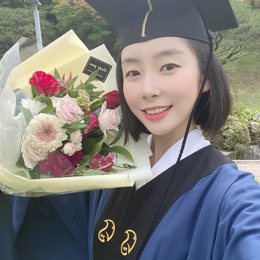 ガヨン さんのインスタグラム写真 - (ガヨン Instagram)「#성균관유생의졸업식 🎓 데뷔하고 휴학 왕창하다가 다시 열심히 살고 싶어서 복학 신청하고는 학교 수업 듣고 스케줄 가려고 매일 1교시 수업으로 다 짜서 새벽 6시에 일어나 학교 가서 수업 듣고, 끝나자마자 스케줄 가고, 스케줄 가는 차 안에서 과제하고 레포트 쓰고.. 시험기간엔 도서관에서 하루종일 공부도 하고 가끔은 부끄럽지만 바로 스케줄 가야해서 메이크업 한 상태로 수업 듣고, 한동안은 사고난 직후라 목깁스하고 학교 다니고,,ㅜㅜㅋㅋ 휴학한 동안 친구들은 졸업해서 혼자 뒤늦게 다니면서, 연예인들은 학교 열심히 안다닌다는 말 듣기도 싫고, 다른 친구들도 밤늦게까지 알바하면서 열심히 다니는데 연예인이라고 특별대우 해주는건 부당하다고 생각해서, 팀플도 열심히 참여하고 결석도 안하려고 진짜 열심히 다녔는데,, 3년 전에 수료로 마쳐 놓고 3품 따야만 졸업시켜주는 성균관이라, 이제야 진짜 졸업을..ㅠㅠ 정말 눙물이 난다... 사실 중간에 자퇴할까도 고민했지만, 방송만 하며 우물 안 개구리처럼 살던 나에게 학교는 보는 눈을 넓혀줬고, 교양 수업 아니었음 생각 할 일도 없었던 것들에 대해 많은 생각을 하게 해줬으며, 완전 다른 전공 친구들과도 여전히 좋은 친구로 지낼 수 있게 만들어줬다. 개인적으로 정말 뜻 깊고 유익한 시간들이었다.  동기들과 추억은 별로 없지만, 혼자 추억은 참 많은 것 같다 ㅜㅜ 이제 혼자 은나래 볶음우동을 먹을 일도, 혼자 나누미 떡볶이를 먹을 일도, 혼자 사랑방 카페에서 공강시간을 보낼 일도, 국제관에서수선관까지 뛰어갈 일도 없겠네 코로나 때문에 조용히 맞이하는 졸업식,, 안녕 SKKU / / #성균관대학교 #졸업식 #학위수여식 #SKKU #명륜당 #금잔디 #고려청자탈출 #화석탈출 #시조새탈출」8月18日 12時21分 - gy._.1202