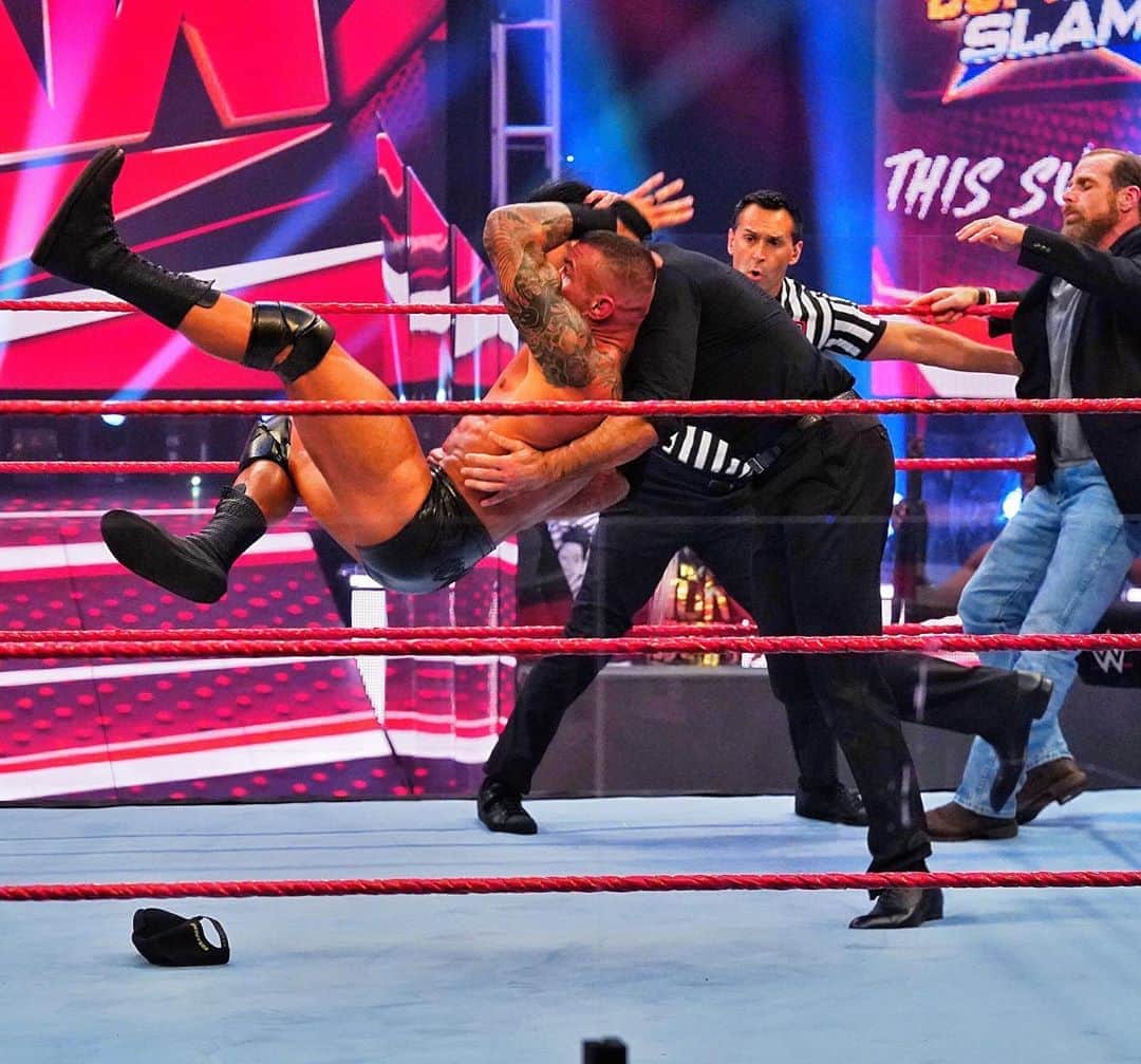 WWEさんのインスタグラム写真 - (WWEInstagram)「@randyorton hits @dmcintyrewwe from OUT OF NOWHERE!! #RKO #WWERaw #SummerSlam」8月18日 12時21分 - wwe