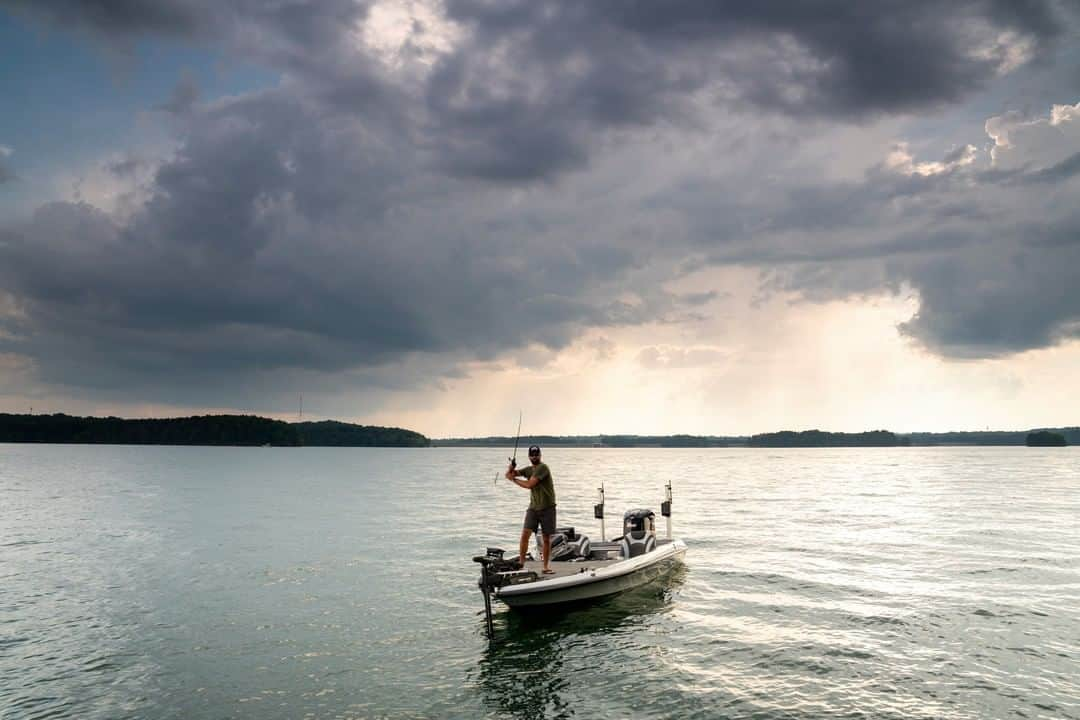 アブガルシアさんのインスタグラム写真 - (アブガルシアInstagram)「Pre frontal conditions can be an excellent time to throw a topwater. Low light, wind, and falling barometric pressure can all transition into bites. Who all likes to throw topwater before a storm? #AbuGarcia #AbuGarciaForLife #Topwater」8月18日 7時00分 - abugarcia_fishing