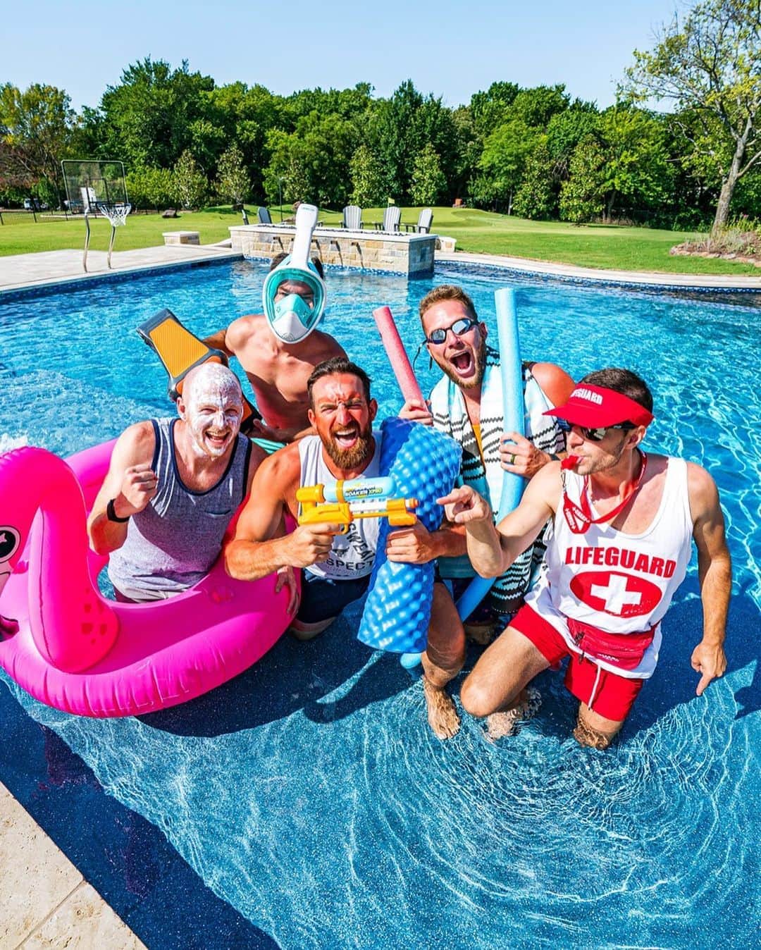 Dude Perfectさんのインスタグラム写真 - (Dude PerfectInstagram)「SWIMMING POOL STEREOTYPES IS HERE! 🏊‍♂️🦩⛱ (Link in bio!)」8月18日 7時00分 - dudeperfect