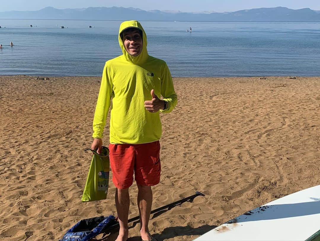 アレックス・オノルドさんのインスタグラム写真 - (アレックス・オノルドInstagram)「I celebrated my 35th birthday today by paddling across Lake Tahoe. Something like 20.5mi from South Lake to Kings Beach - I started at 3am and was done by 8:30. Pretty awesome adventure to watch lightning over the north end of the lake through the night - pretty peaceful to just paddle away all night.  I’ve always kind of hated birthdays - I don’t like feeling older (especially as I near middle age!) and presents have always made me deeply uncomfortable. If I needed something then I’d already have it, so if I don’t have it then I obviously don’t need it... slightly circular reasoning but it does keep me unencumbered.  The only kind of birthday presents that feel comfortable with are donations to the @honnoldfoundation - at least that all goes to supporting solar projects around the world, something that actually matters. So if you’re willing or able, check out the link in bio and support the work... (Also, I’ve been posting paddling pics because I’ve been mostly training in a home garage - my outdoor time right now is mostly MTB or paddling... maybe I’ll get into training pics but they hardly compare to sunrise on the lake...)」8月18日 7時03分 - alexhonnold