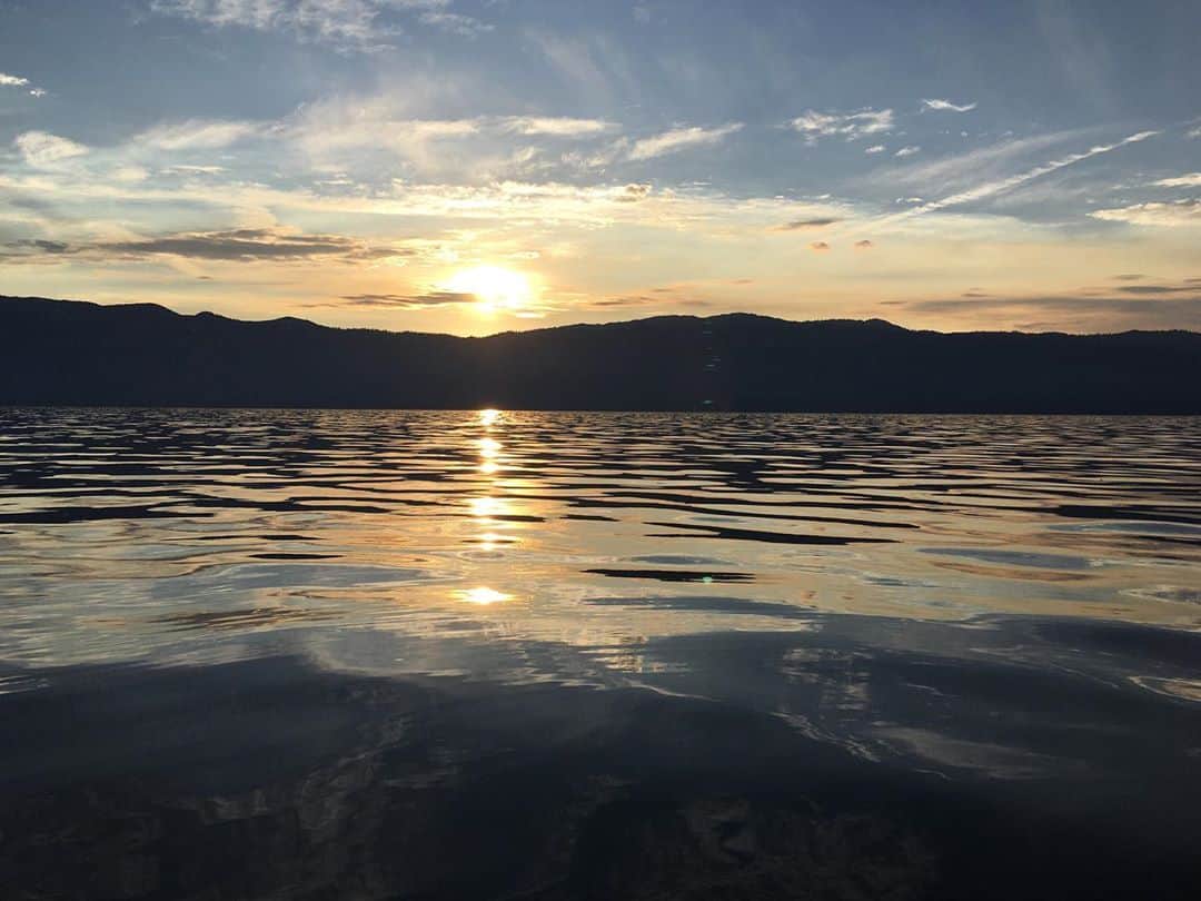アレックス・オノルドのインスタグラム：「I celebrated my 35th birthday today by paddling across Lake Tahoe. Something like 20.5mi from South Lake to Kings Beach - I started at 3am and was done by 8:30. Pretty awesome adventure to watch lightning over the north end of the lake through the night - pretty peaceful to just paddle away all night.  I’ve always kind of hated birthdays - I don’t like feeling older (especially as I near middle age!) and presents have always made me deeply uncomfortable. If I needed something then I’d already have it, so if I don’t have it then I obviously don’t need it... slightly circular reasoning but it does keep me unencumbered.  The only kind of birthday presents that feel comfortable with are donations to the @honnoldfoundation - at least that all goes to supporting solar projects around the world, something that actually matters. So if you’re willing or able, check out the link in bio and support the work... (Also, I’ve been posting paddling pics because I’ve been mostly training in a home garage - my outdoor time right now is mostly MTB or paddling... maybe I’ll get into training pics but they hardly compare to sunrise on the lake...)」