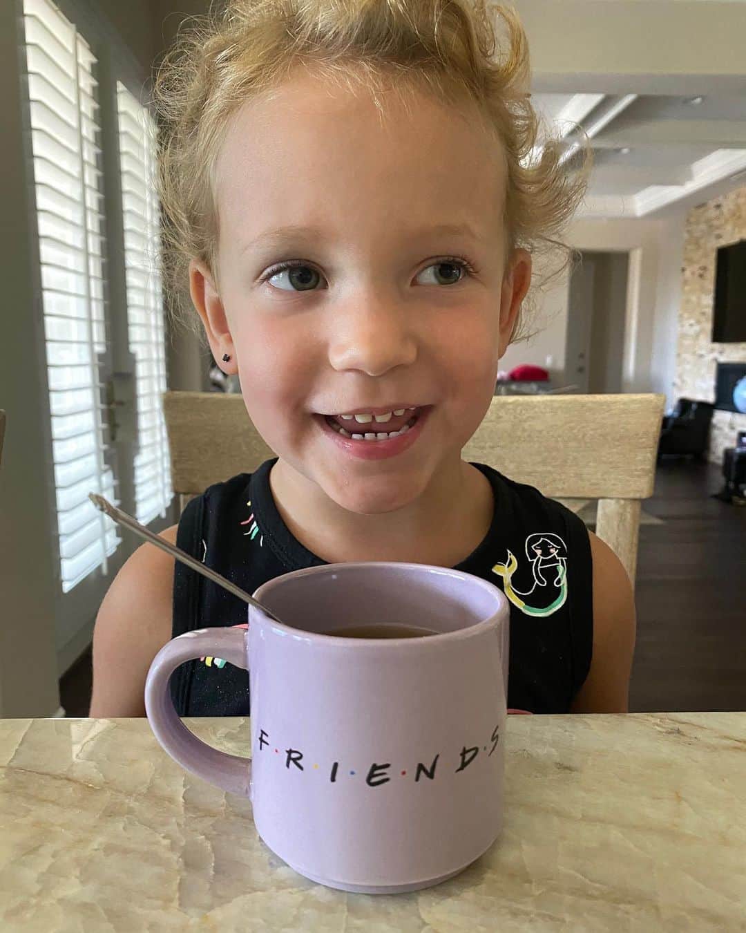 A.J.のインスタグラム：「Lyric knows what’s up! #besttvshowever. #stiranddrink. Daddy loves you baby. So proud.」