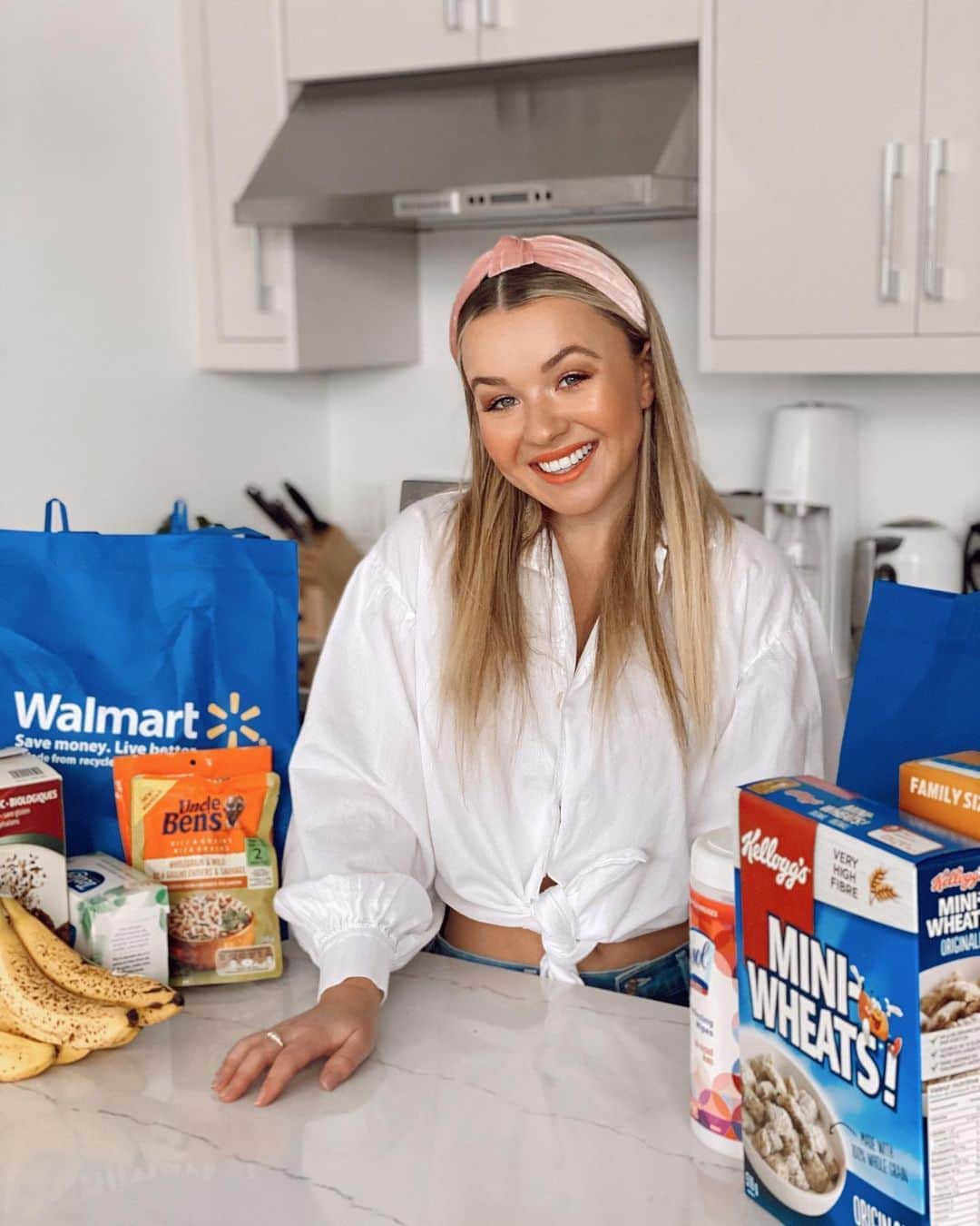 トーリ・ウェブスターのインスタグラム：「Lately, I’ve been loving @Walmartcanada Online Grocery delivery 🚚❤️ Get everything you need from fresh items, to pantry essentials right to your door using Walmart.ca/grocery 🥑🍏🍌Not only does #WalmartGrocery get you unbeatable low prices, but it’s also EXTRA convenient! Let the groceries come right to you, and currently, the Walmart Delivery fee is on Rollback for only $9.97 (available on all orders $50 or more) 👏🏻😌 *ad」