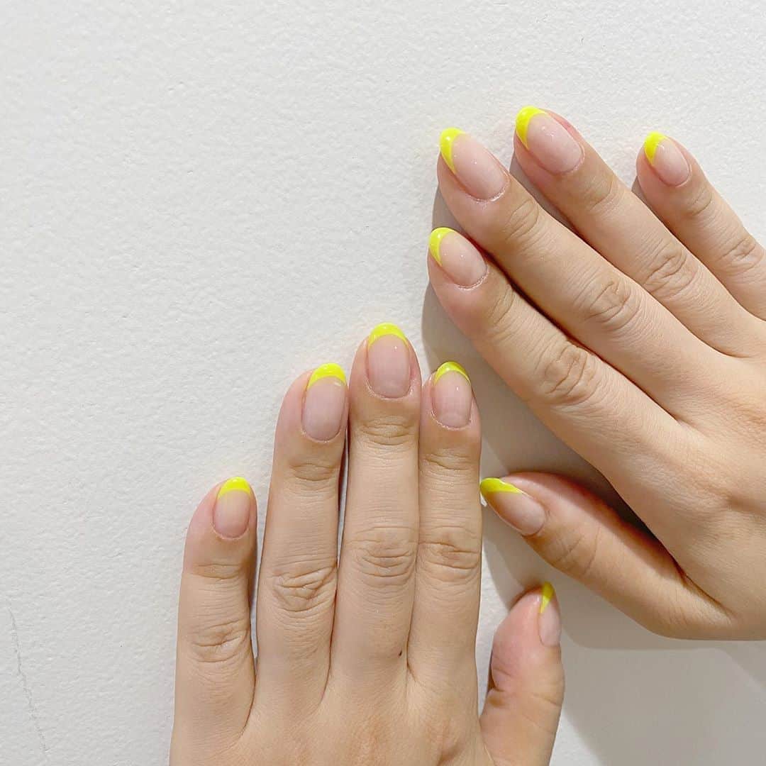Kana Kobayashiさんのインスタグラム写真 - (Kana KobayashiInstagram)「ネオンイエローなフレンチネイル。 ベーシックなデザインだけど、カラーが明るいととても目を引く👀✨ 可愛いな。 #nails #Anela #neon #yellow  #ネイル #フレンチネイル #夏ネイル #艶ネイル」8月18日 7時35分 - anela_kana