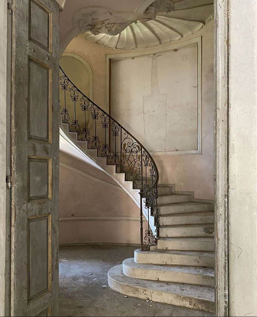 レベッカテイラーのインスタグラム：「An antiqued approach.  Image from @sophiepinet」