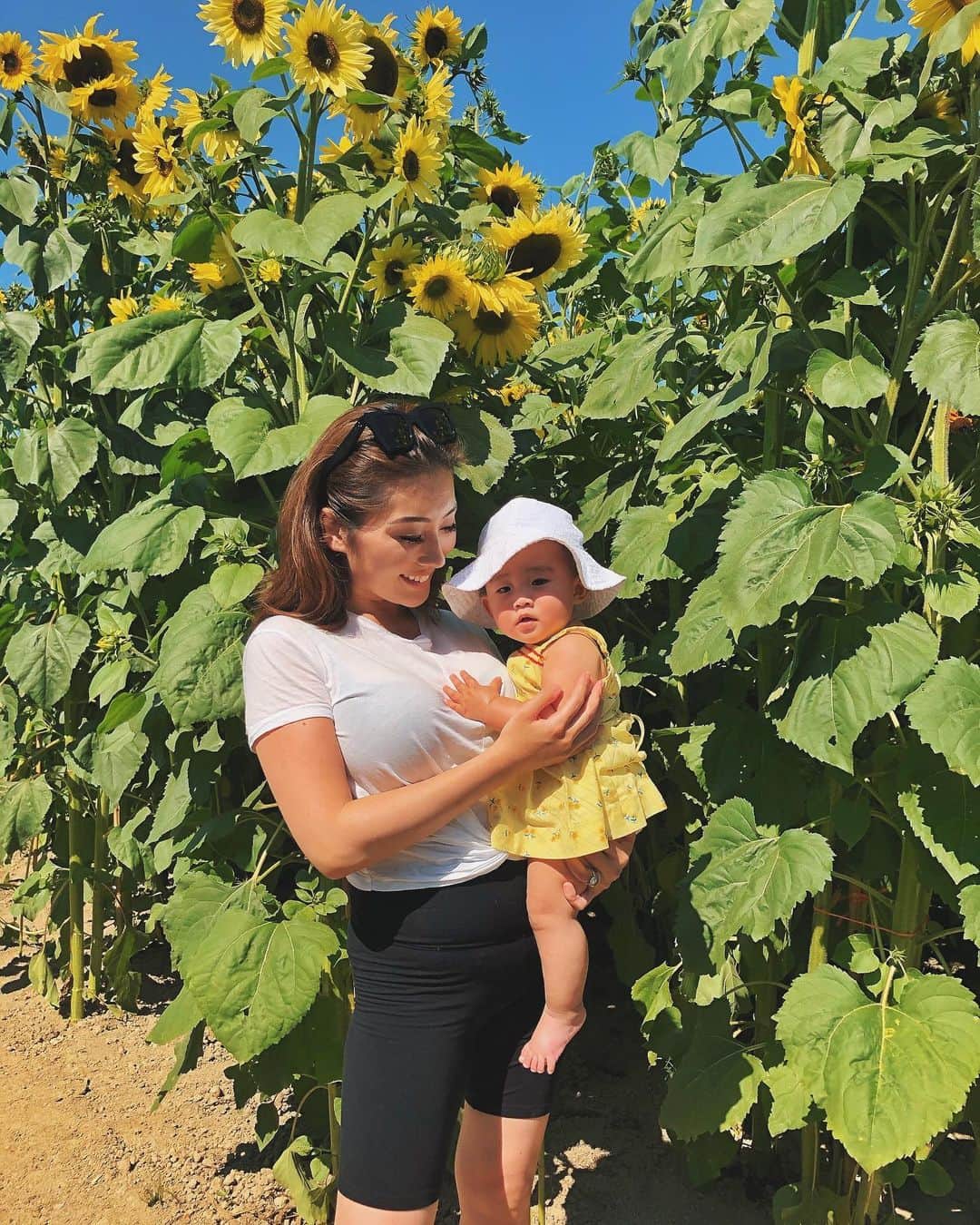 MayaTのインスタグラム：「Feeling summer being surrounded by the sunflowers🌻 #momlife #babygirl #6monthsold」