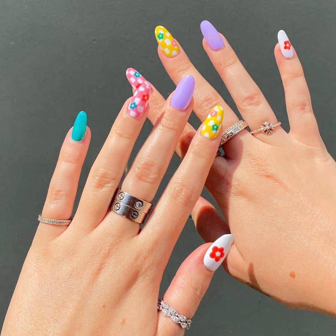 Maddi Braggのインスタグラム：「I feel like hand pics are weird but these nails were too good not to post 🌼🍄💖」