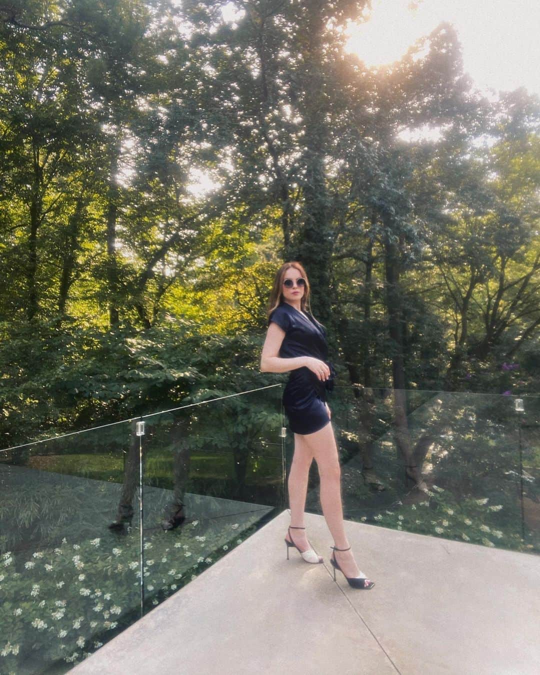 エリザベス・ギリースのインスタグラム：「Silk Roads x @adrianaiglesias_official. Love this dress & this new line ✨」