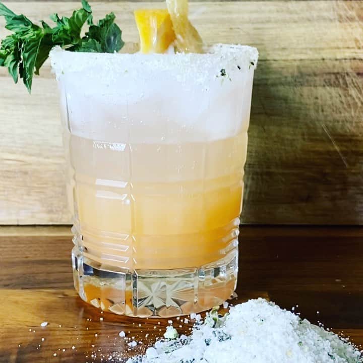 ケリスのインスタグラム：「It’s officially my birthday week fam!!!!!! So let’s begin this celebration!!!!! Rim your glasses with this weeks GOLD MINE BOX SMOKED JALAPEÑO SEA SALT ! This is a mocktail , cause I’m preggers lol but if I were you I would add a shot of mezcal or tequila, squeeze a Ruby red grapefruit over ice , a splash of ginger beer and top it with some fresh mint ! It’s delicious , refreshing and feels like a celebration!!!!!! Link in bio ! #cocktails #mocktails #birthday #birthdaygirl #celebration #farmfresh @bountyandfull it’s a lifestyle」