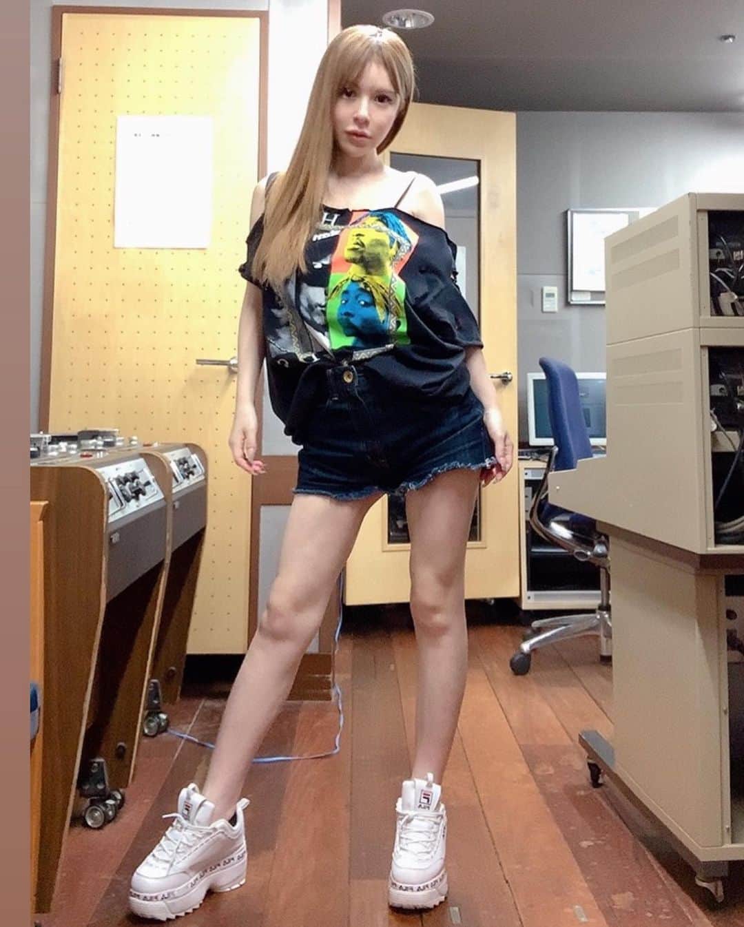 森藤恵美さんのインスタグラム写真 - (森藤恵美Instagram)「去年買ったhiphop Tシャツ、なんか形が気に入らなくて、昨日ザクザク切って、broken Tシャツにした✂️👕😎👌 さすがに2pacは切れなかった🙇‍♀️💦 おはよう～☀️🙋‍♀️ #2pac #tshirt」8月18日 7時59分 - emi_morifuji