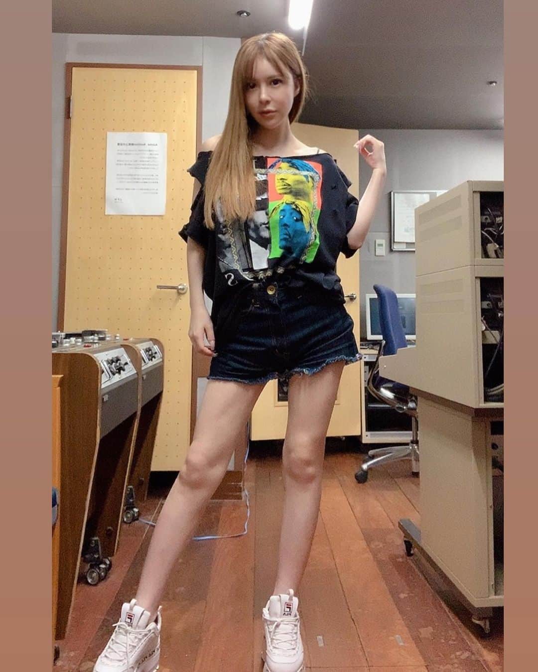 森藤恵美さんのインスタグラム写真 - (森藤恵美Instagram)「去年買ったhiphop Tシャツ、なんか形が気に入らなくて、昨日ザクザク切って、broken Tシャツにした✂️👕😎👌 さすがに2pacは切れなかった🙇‍♀️💦 おはよう～☀️🙋‍♀️ #2pac #tshirt」8月18日 7時59分 - emi_morifuji