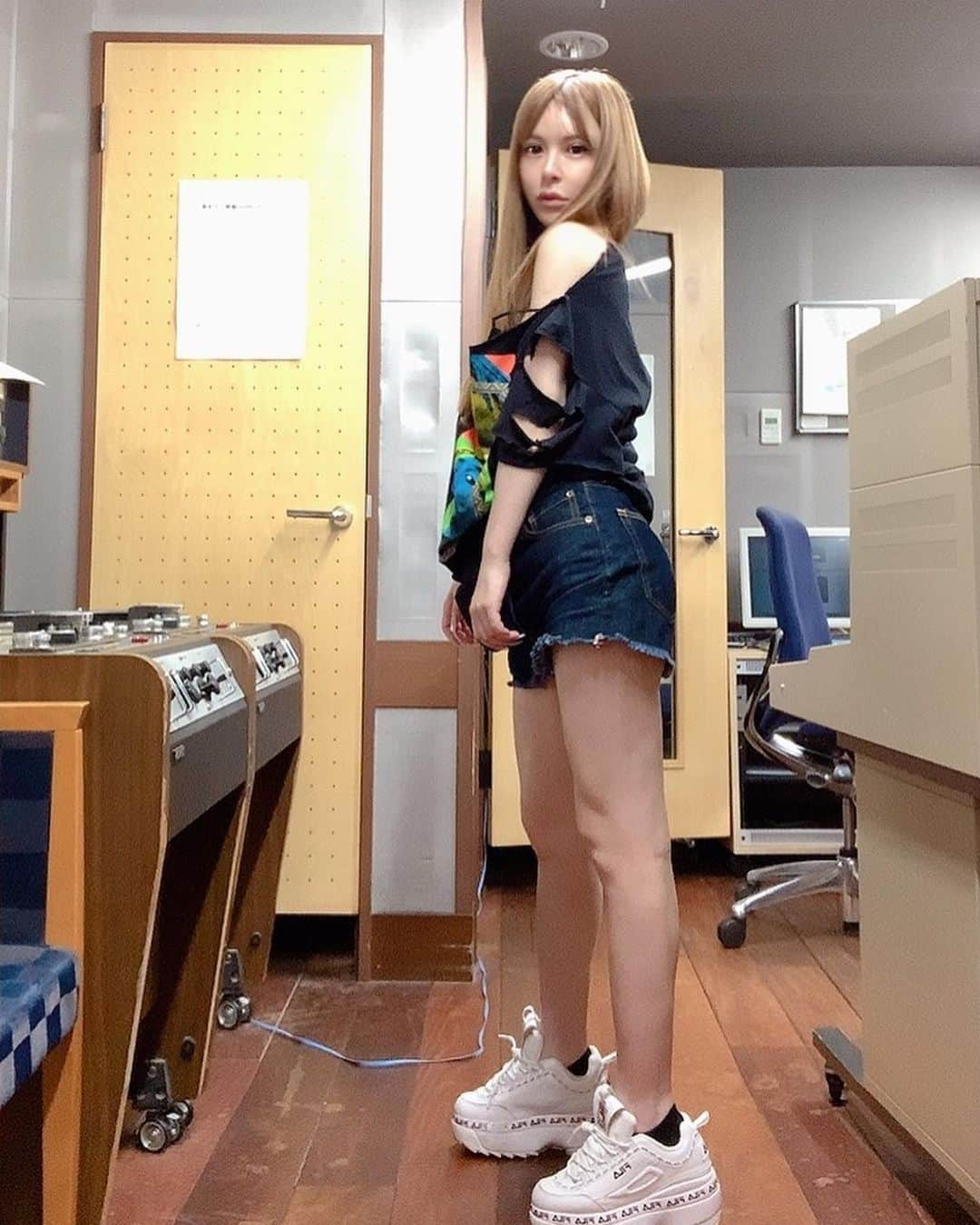 森藤恵美さんのインスタグラム写真 - (森藤恵美Instagram)「去年買ったhiphop Tシャツ、なんか形が気に入らなくて、昨日ザクザク切って、broken Tシャツにした✂️👕😎👌 さすがに2pacは切れなかった🙇‍♀️💦 おはよう～☀️🙋‍♀️ #2pac #tshirt」8月18日 7時59分 - emi_morifuji