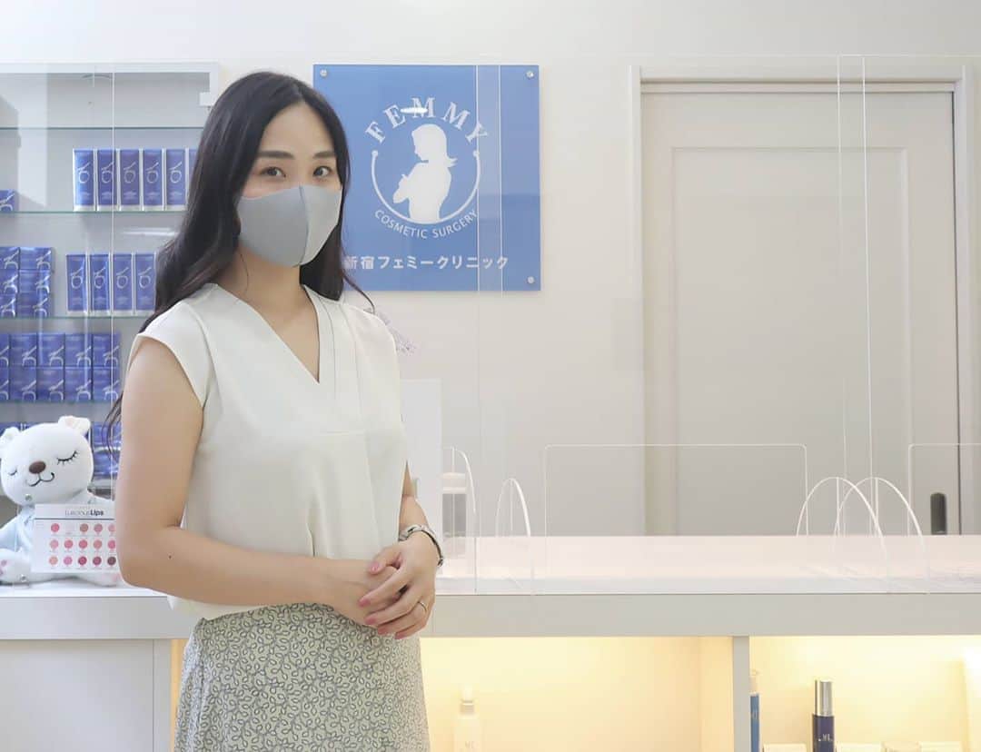 Eri Satoのインスタグラム：「先日、新宿フェミークリニックにて 「ダーマペン」の施術を受けてきました！ · ダーマペンは 髪の毛よりも細い針で肌に微細な穴をあけていくのだけれど  傷を修復しようとする力で成長因子が分泌され線維芽細胞が活性化するんだそう。 するとコラーゲンやエラスチンを大量に生成するので、 ニキビあと、毛穴、小ジワやたるみに効果的なんだって✨ · 私は注射が苦手だからw、針と聞いてちょっと緊張してたんだけど、痛くないし針感は感じないし、大丈夫でした😂 どんな施術だったか、初めて動画編集してみたのでぜひ見てみてほしいー🤣🤣🤣(音あり注意) · 1ヶ月後の肌の様子、またレポしますね✨ · フェミークリニックは東京、関西に何ヶ所かあるのでぜひ💛 感染対策もしっかりしているし、何よりクリニックなので安心です✨ @femmyclinic · #フェミークリニック#新宿フェミークリニック#ダーマペン#PR#すっぴん#美容医療#新宿#美容#美容好きさんと繋がりたい#さとえりフェミークリニックレポ」