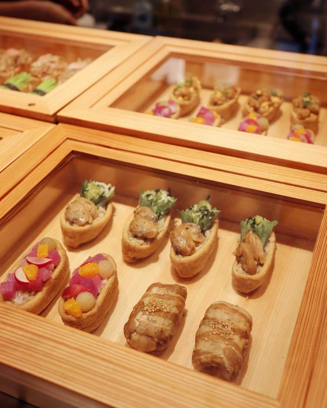 笹倉麻耶さんのインスタグラム写真 - (笹倉麻耶Instagram)「WITH HARAJUKU内の 「JAPAN MASTERY COLLECTION _est」さんに綾子さん @ayako__miyata とお邪魔してきましたよ♡ ・ ・ 可愛い稲荷寿司と素麺と小鉢のセットを 頂いたんだけど 稲荷寿司は、好きなのを選べて、見ながら選ぶのが楽しくて 私はとんかつ、肉巻き、あさりの肉多めな3種類にしたよ😆 お味もとっても美味しかった♡ ・ ・ ・ デザートには、和風モンブランを 頂いて、 自分で仕上げるのがワクワクだったー 完成図とはちょっと違う趣なものが 出来上がったけど👉動画で😆 ・ ・ 店内で使われている食器は 隣の店舗で購入できるので お買い物も楽しめる♫ 素敵な器がいっぱいだったよ😊 ・ ・ この日もあっという間に時間が過ぎてしまった😆 ・ ・ #ランチ #原宿ランチ #ランチコーデ #女子ランチ #和食ランチ #いなり寿司 #和食器」8月18日 8時13分 - nicomaya2525