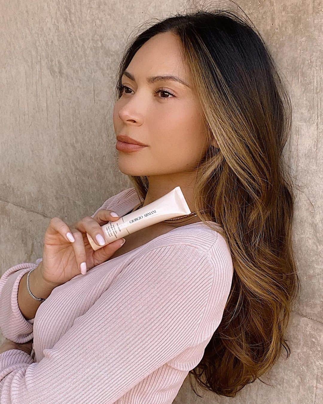 Marianna Hewittのインスタグラム：「After my morning skincare routine, all I need is a little bit of coverage for an everyday look. @armanibeauty Neo Nude foundation feels so incredible on my skin. It is ultra-lightweight and gives my complexion a healthy glow + the formula is hydrating with hyaluronic acid + glycerin  #armanibeauty #armanineonude #armanipartner」