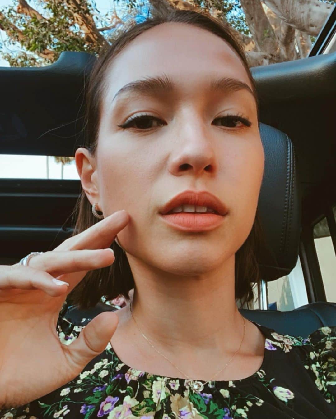 Livさんのインスタグラム写真 - (LivInstagram)「Fave make up for summer is air blush, long wear liner and shimmer shadow. Brands tag in post✨✨✨ xx」8月18日 8時42分 - livlogolding