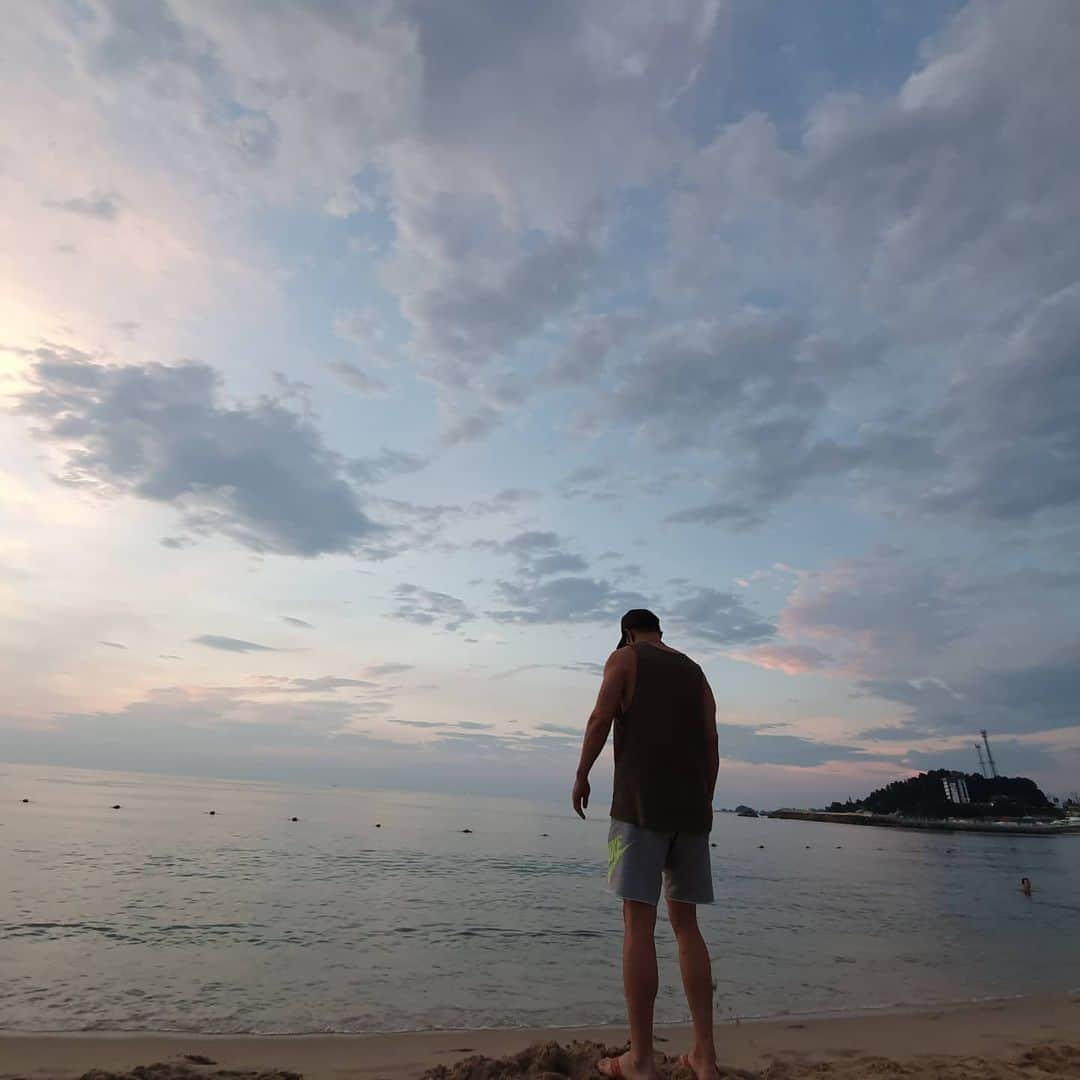 ハン・ジョンスさんのインスタグラム写真 - (ハン・ジョンスInstagram)「양양 #양양해변 #일출」8月18日 8時34分 - hanjungsoo