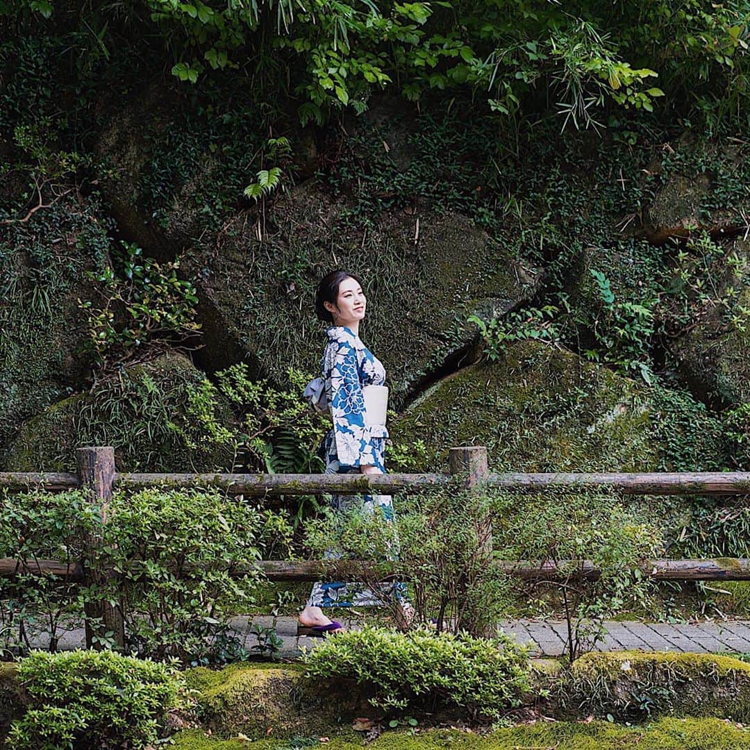 鈴木芳奈のインスタグラム：「歩いて行くよ、どこまでも。 気付いたら秋が近づいてるね🍁 皆さん夏バテ、本当に気をつけてね 今日もかき氷🍧食べたい…👀 #japanese #japan #kimono #yukata #actress #summer #浴衣 #浴衣女子 #大人浴衣 #和服 #撮影 #作品撮り #役者」