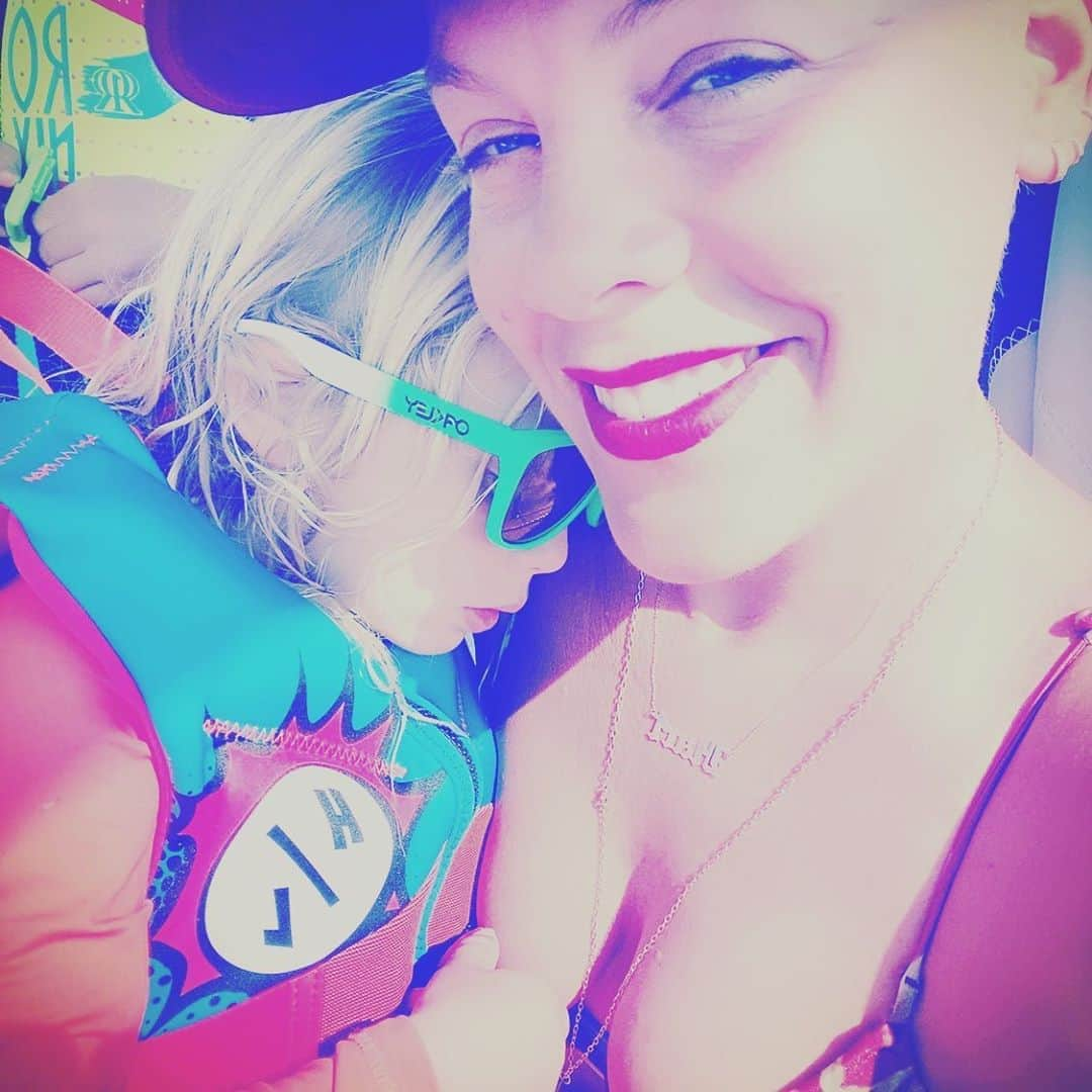 P!nk（ピンク）さんのインスタグラム写真 - (P!nk（ピンク）Instagram)「Lake days are the best days」8月18日 8時52分 - pink