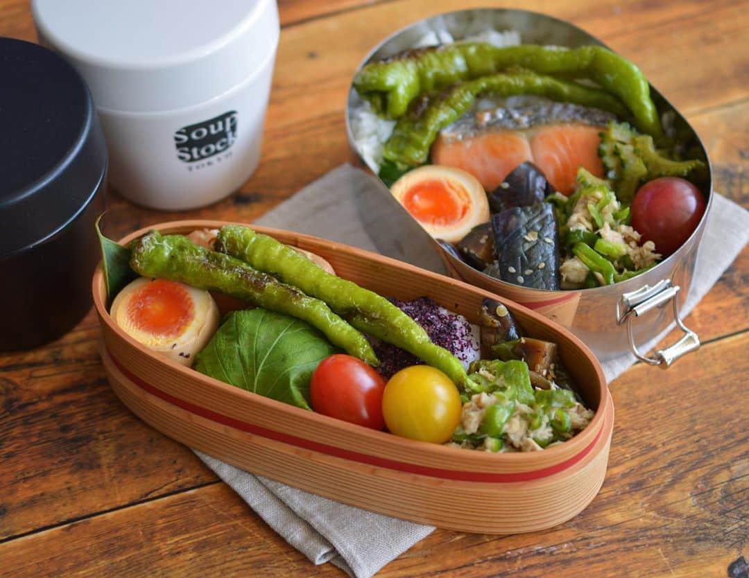 yukiyoのインスタグラム：「2020.8.18* ・ 今日のお弁当 ・ 大葉、ゆかりおむすび 久々いつもの味玉 塩鮭 ししとう茄子ごま炒め 無限ピーマン ゴーヤにんにく醤油漬け 実家のミニトマト 伏見甘長焼いたの お湯を入れるお味噌汁付き ・ ぶどうもあるけど撮りそこねた ・ あ。梅干し忘れた ・ ・ この伏見甘長、青唐辛子にしか見えない 辛くないよね⁇ ・ ・ あっという間に8月も18日 もうすぐ9月 9月といえば来年の手帳が出始めますよ ・ 来年はほぼ日のday-free使ってみようかな ・ #お弁当 #obento #bento #lunch #lunchbox #onthetable #japanesefood #暮らし #曲げわっぱ #lin_stagrammer #ロカリ #おうちごはんLover #マカロニメイト #IGersJP #おむすび #おにぎり」