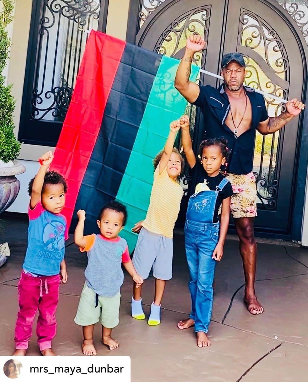 ロックモンド・ダンバーのインスタグラム：「Posted @withregram • @mrs_maya_dunbar The good brother Marcus has his energy over the Dunbars! Our new flag arrived on his birthday of all days and we couldn't be happier or more proud! ❤️🖤💚 #marcusgarvey #panafricanflag #panafricanism #blackhomeschoolers #blackhomeschooling #blackhomeschool365 #blackhomeschoolfamily #blackhomeschoolfamilies #blackhomeschoolmom #blackpride #blacklove #blackfamilies #blackpower #blackunity #blackhistory #garveyism」