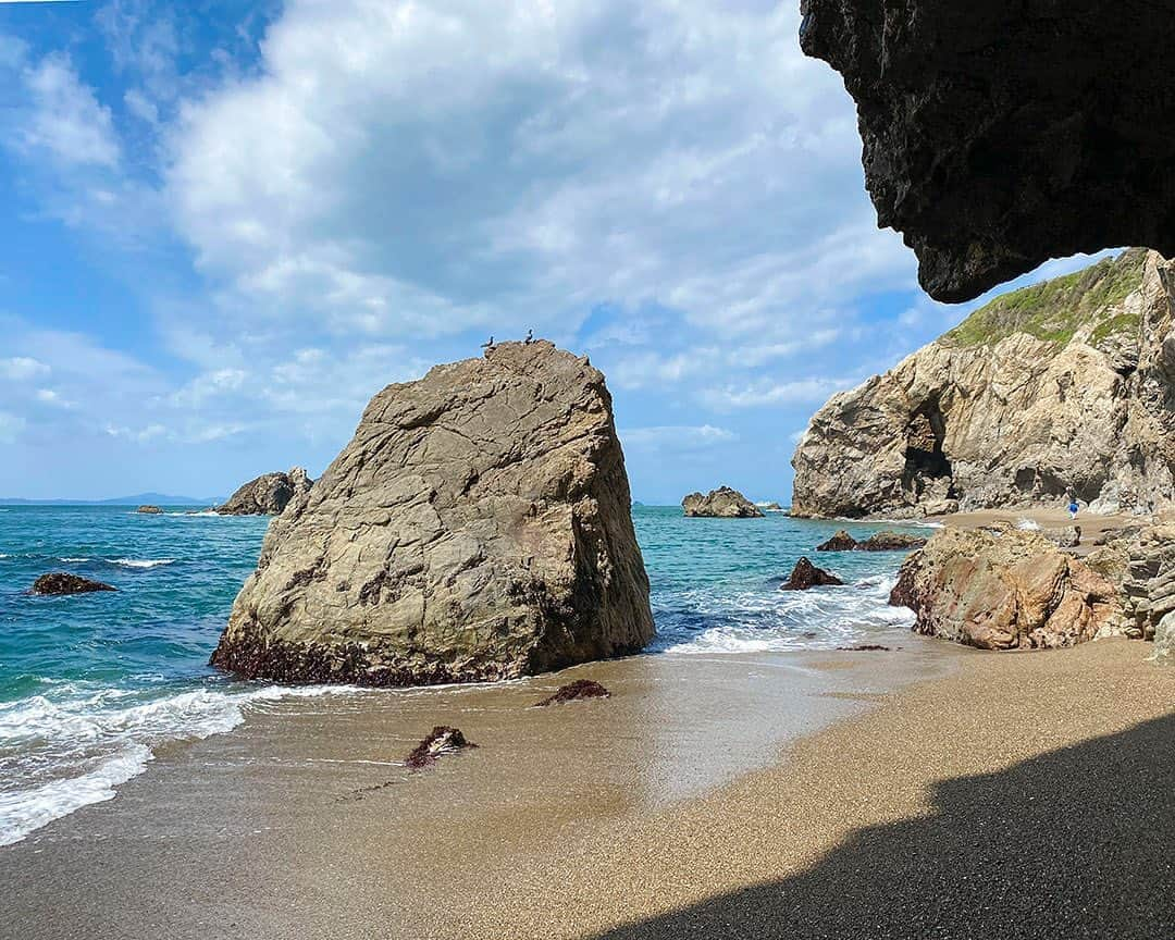 愛知県田原市さんのインスタグラム写真 - (愛知県田原市Instagram)「Let's go find the treasure. * さあ、宝探しだ🏝  * 毎日暑いね🥵みんな大丈夫？ 目から涼を呼び込む！ #海 も#日陰 も涼し気に感じる#日出の石門 中から見てみたよ  そろそろ伊良湖に流れ着く頃#やしの実投流 #名も知らぬ遠き島#やしの実#探してみて #八重山#宝探し#ビーチコーミング  #たはら暮らし  #渥美半島#田原市#田原#伊良湖岬#伊良湖#赤羽根#菜の花浪漫街道  #tahara#irago#akabane #サーフィン#surfing#田舎暮らし#日々の暮らし#休日の過ごし方#スローライフ#instagramjaran#igersjp」8月18日 9時03分 - tahara_kurashi